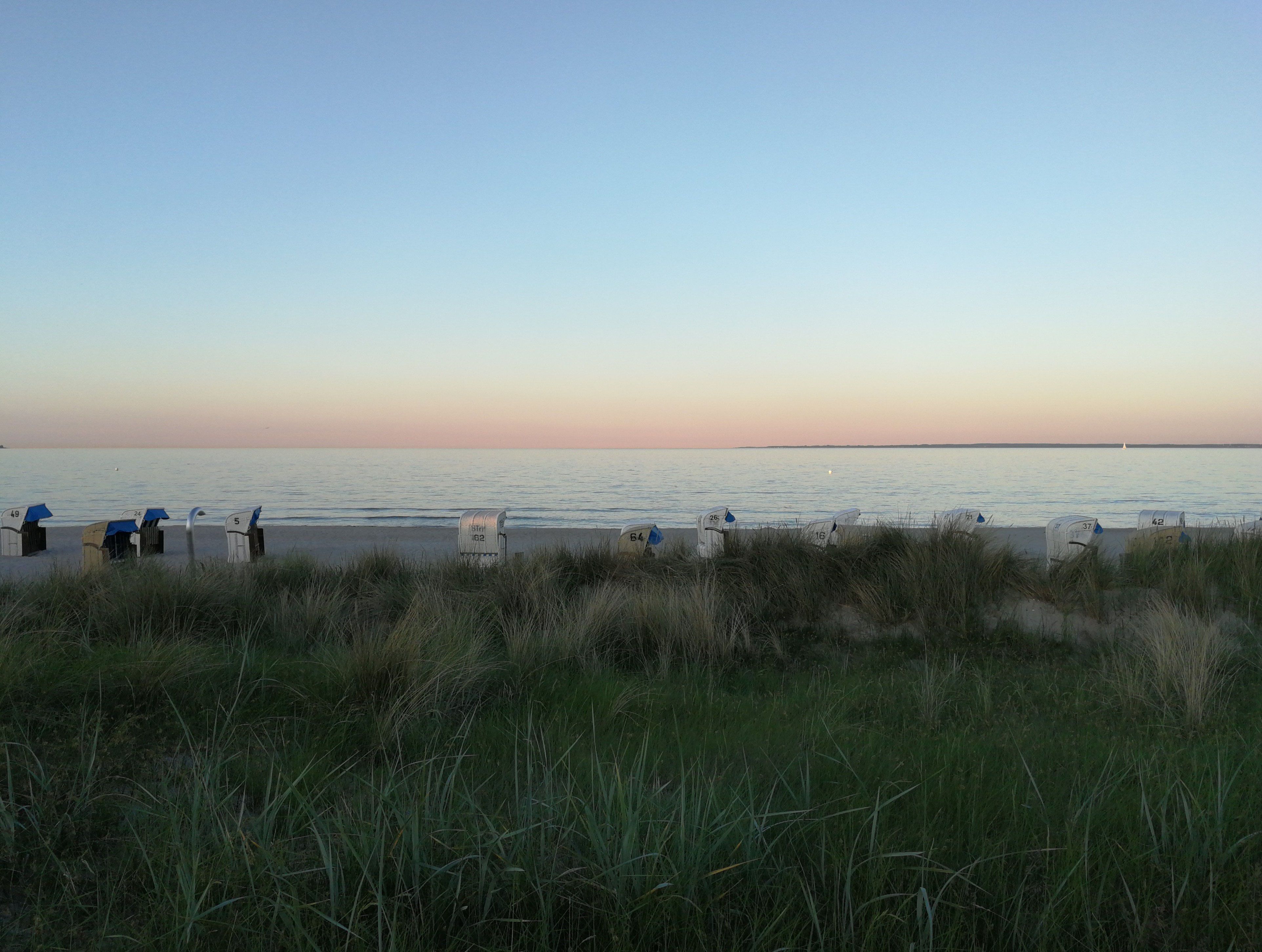 Strandkörbe, Dünen, Abenddämmerung, Ostsee, Horizont, 4K, iPad-Hintergrundbild