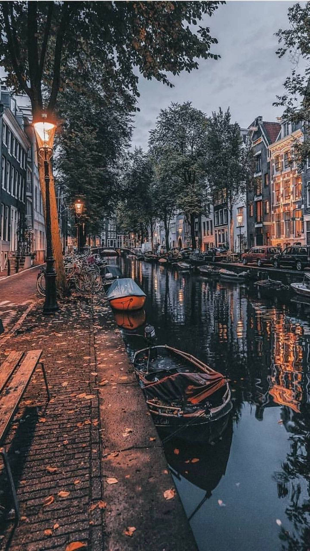 Amsterdam, Gracht, Uferweg, Boote, Bäume, Laterne, Hintergrundbild für iPhone und Android