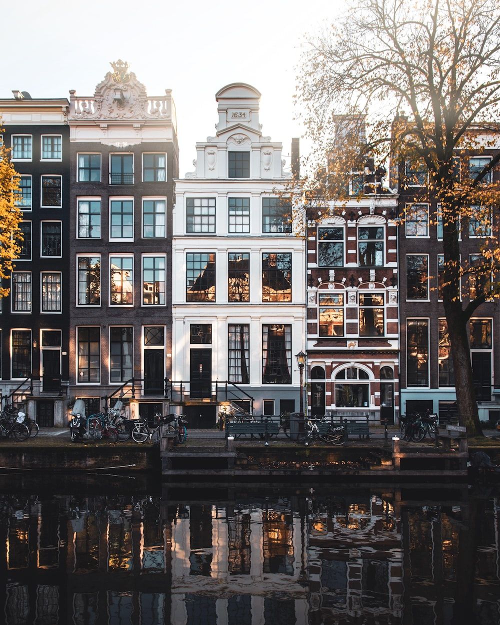 Amsterdam, Grachtenhäuser, Giebelhäuser, Gracht, Spiegelung, Hintergrundbild fürs Tablet