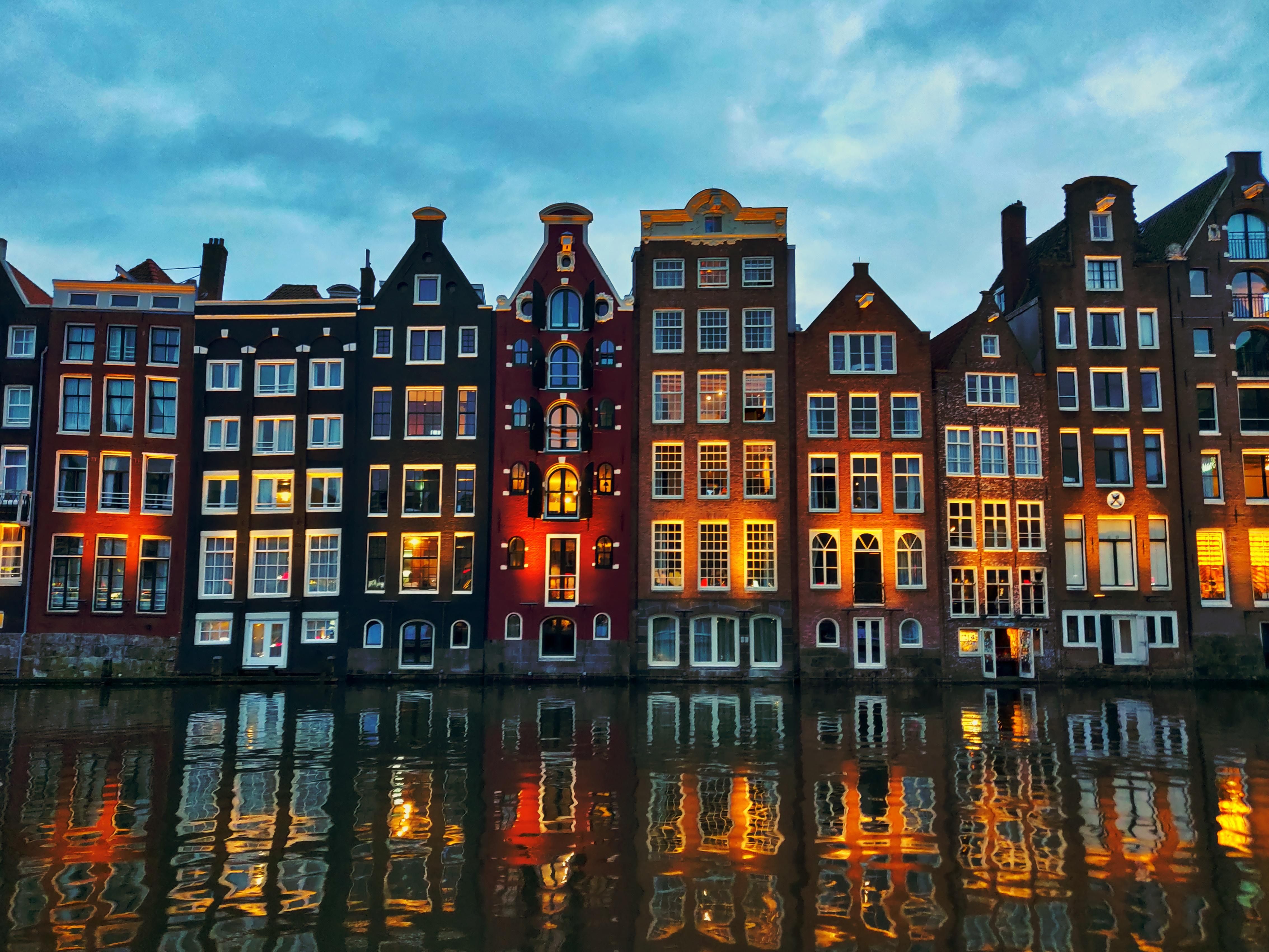 Damrak, Amsterdam, Tanzende Häuser, Spiegelung, Abend, Niederlande, 4K, iPad-Hintergrundbild