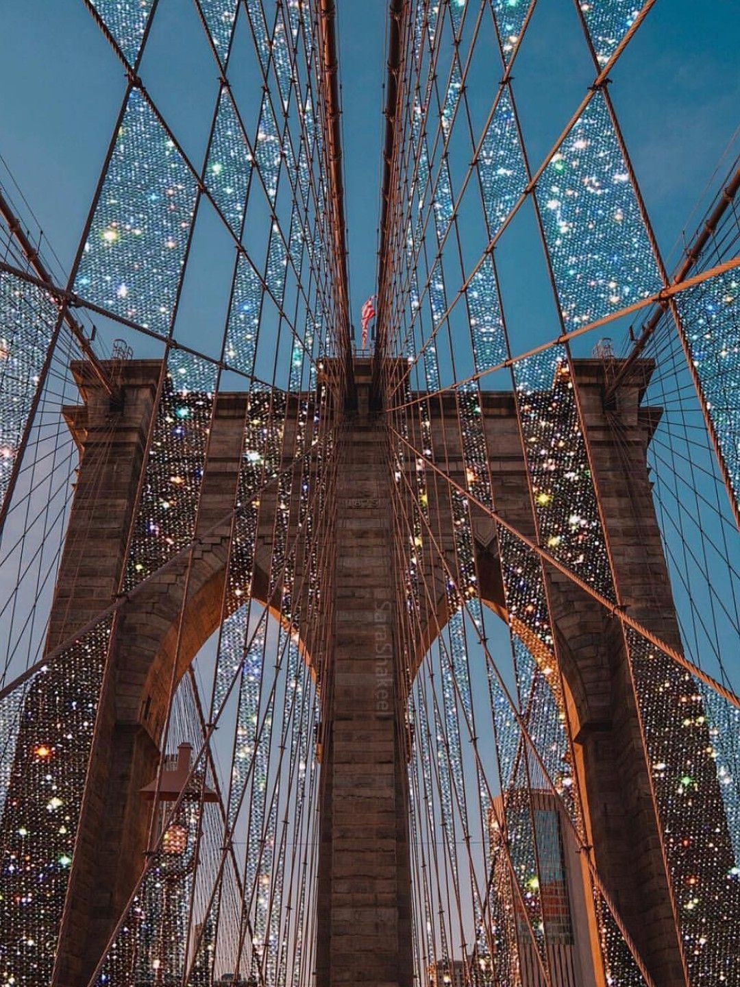 Brooklyn Bridge, New York City, Brückenpfeiler, Stahlseile, Froschperspektive, iPad-Hintergrundbild