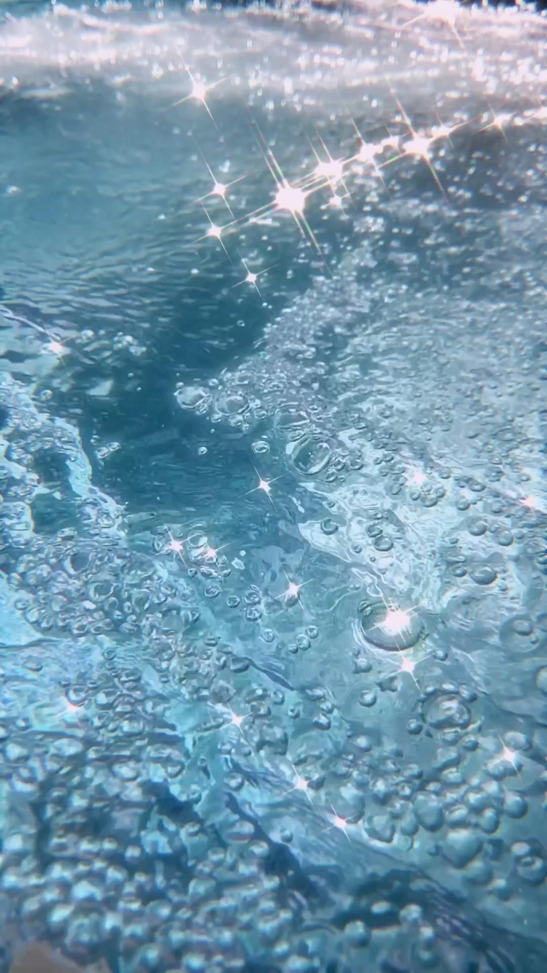 Klares Wasser, Wasserwelle, Glitzern, Hellblau, Steine, Full HD, Handy-Hintergrund im Hochformat