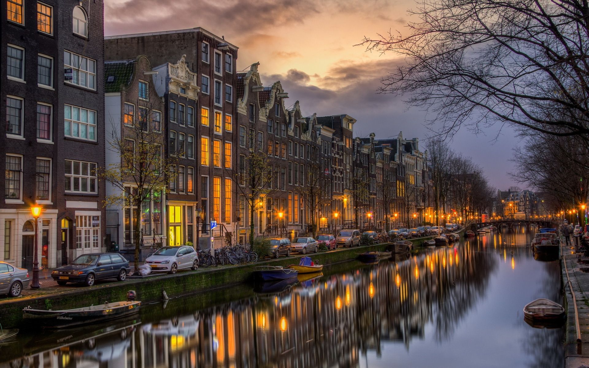 Amsterdam, Gracht, Dämmerung, Grachtenhäuser, Kahle Bäume, Spiegelung, Full HD, Windows-Hintergrundbild