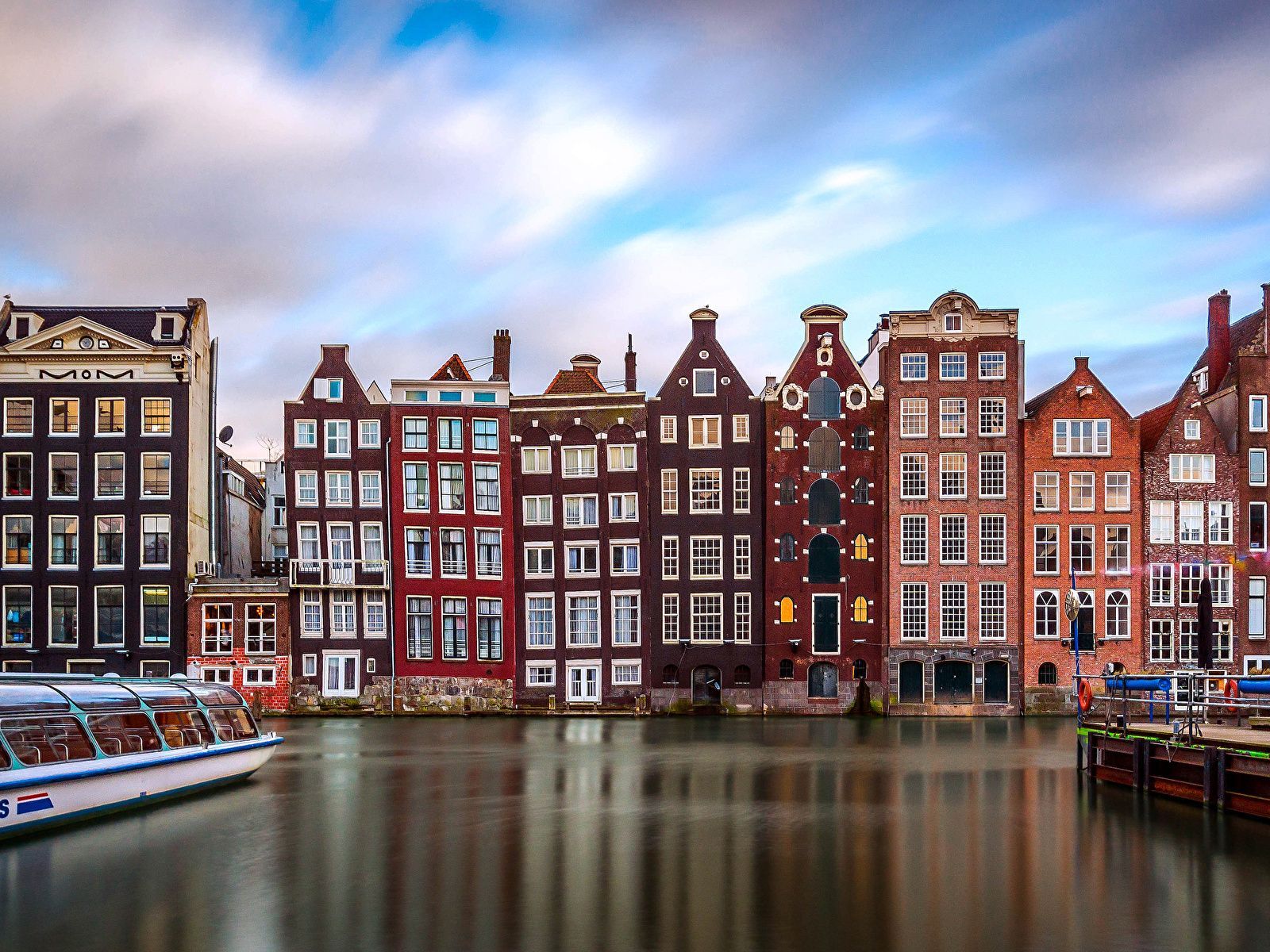 Damrak, Amsterdam, Tanzende Häuser, Ausflugsboot, Wolken, Niederlande, Hintergrundbild fürs iPad