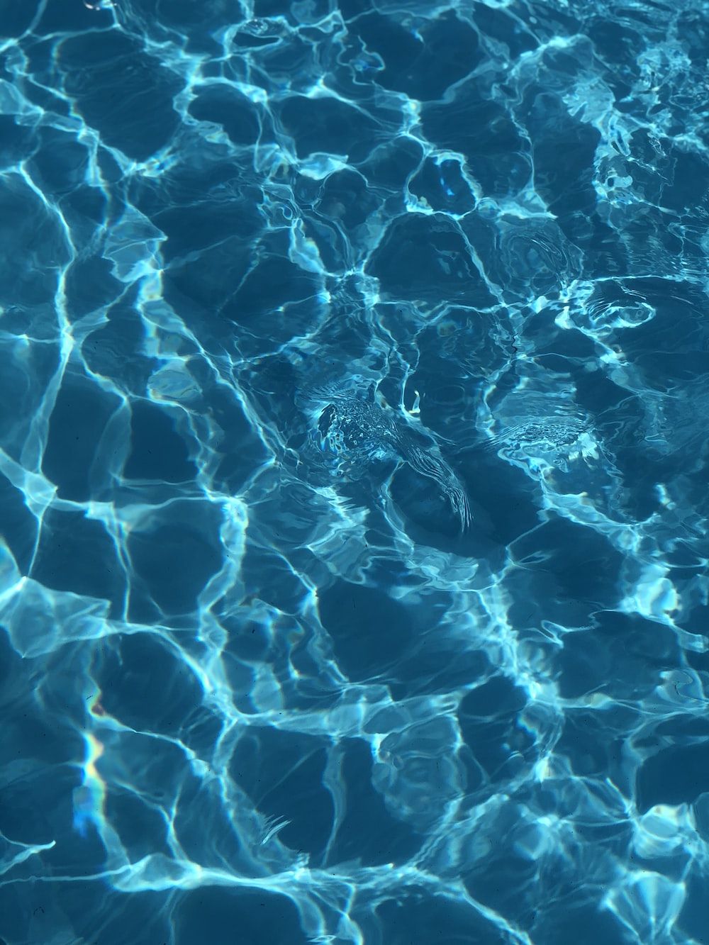 Wasseroberfläche, Lichtreflexe, Blaues Wasser, Pool, Textur, Hintergrundbild fürs Tablet