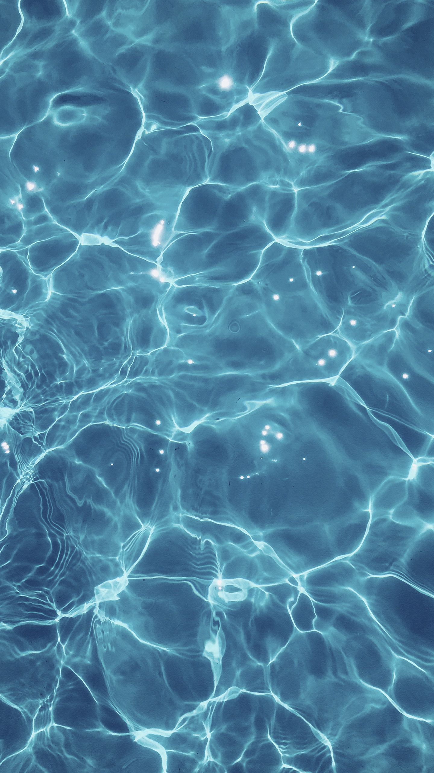 Wasseroberfläche, Lichtmuster, Blau, Pool, Wellen, QHD+, Sperrbildschirm fürs iPhone
