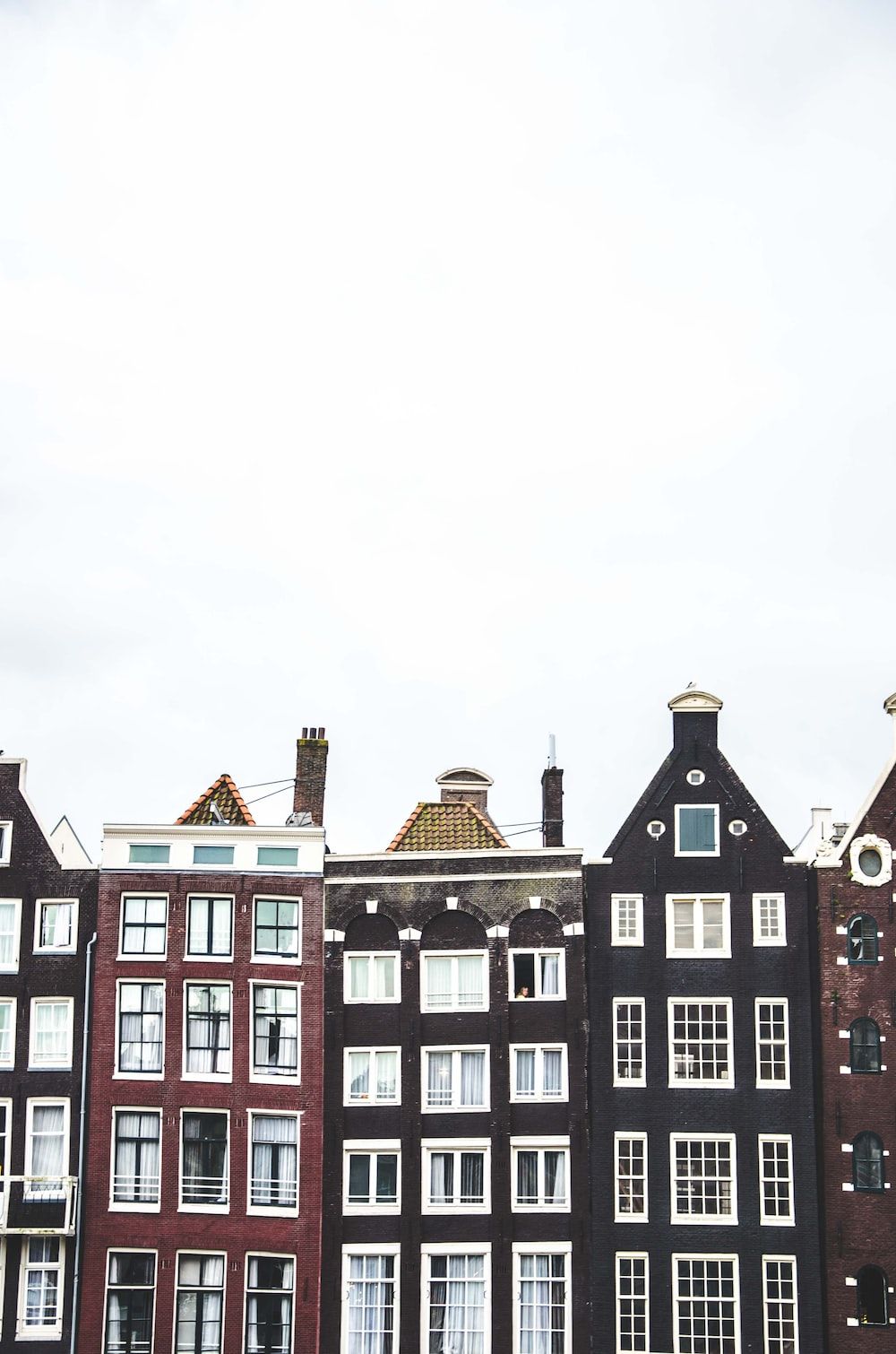 Amsterdam, Giebelhäuser, Weißer Himmel, Minimalismus, HD, Handy-Hintergrund im Hochformat
