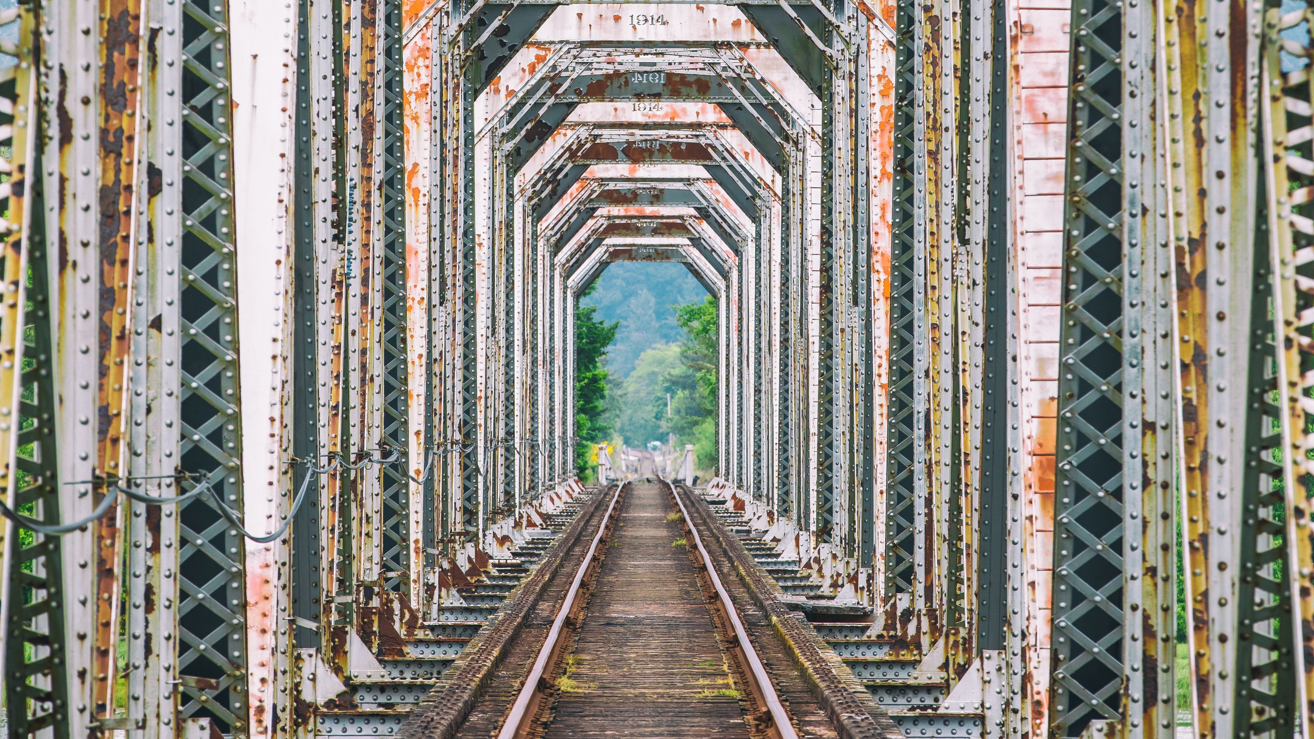 Eisenbahnbrücke, Stahlfachwerk, Gleise, Rost, Perspektive, 4K, Desktop-Hintergrund