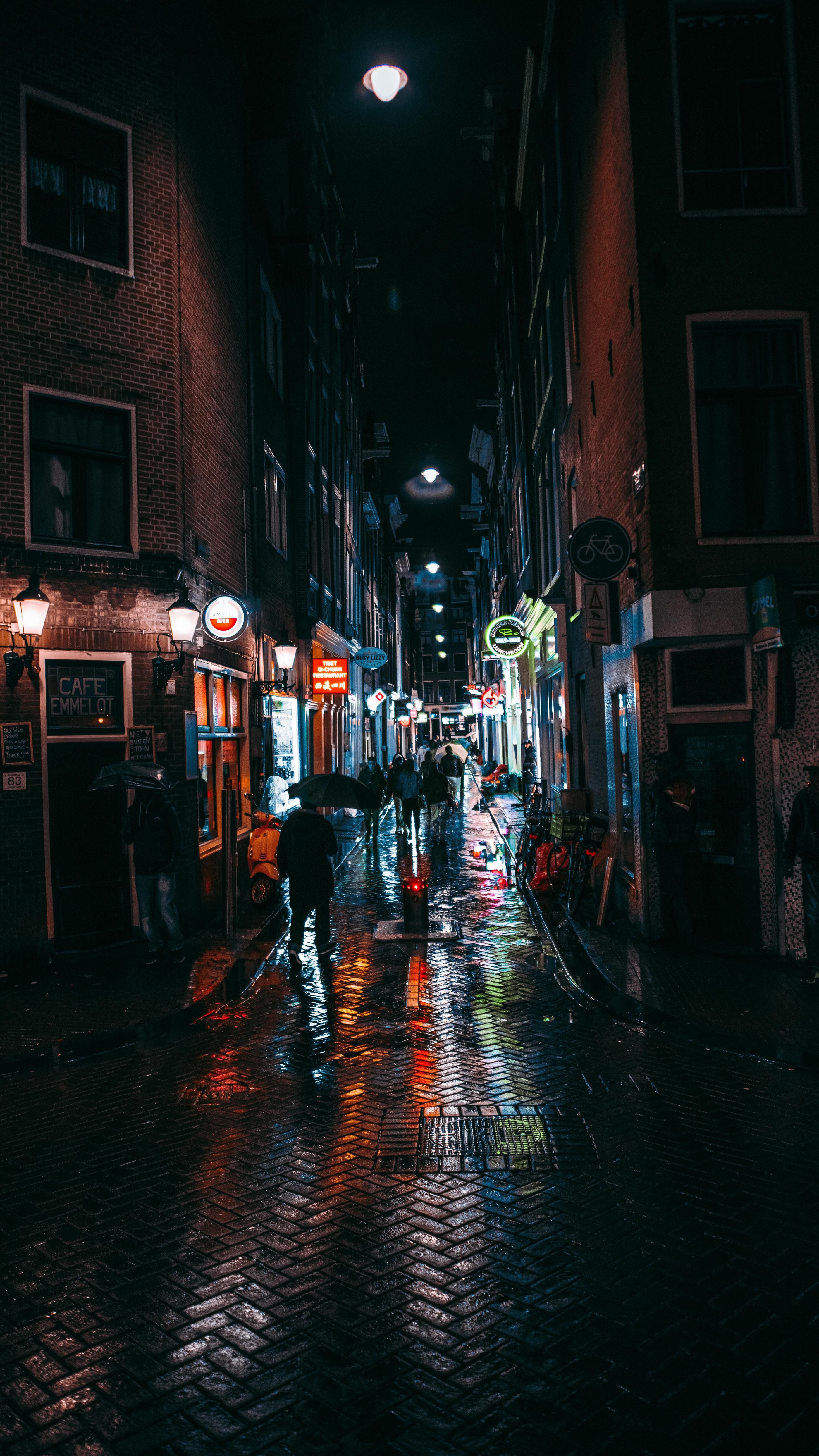 Amsterdam, Gasse, Nacht, Regen, Spiegelung, Dunkel, QHD+, Hintergrundbild fürs Handy