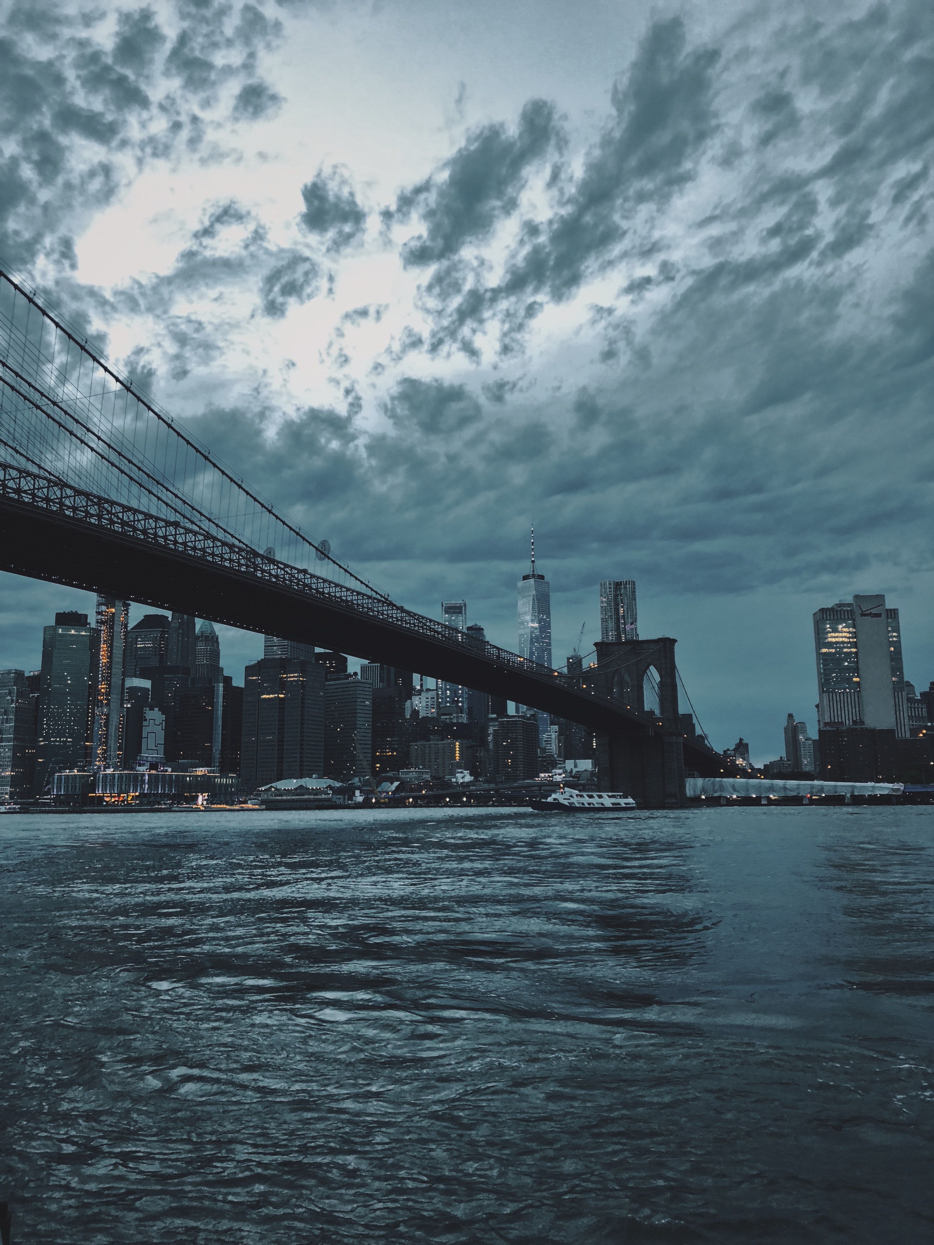 Brooklyn Bridge, Manhattan, Gewitterwolken, Fluss, QHD+, iPad-Hintergrundbild