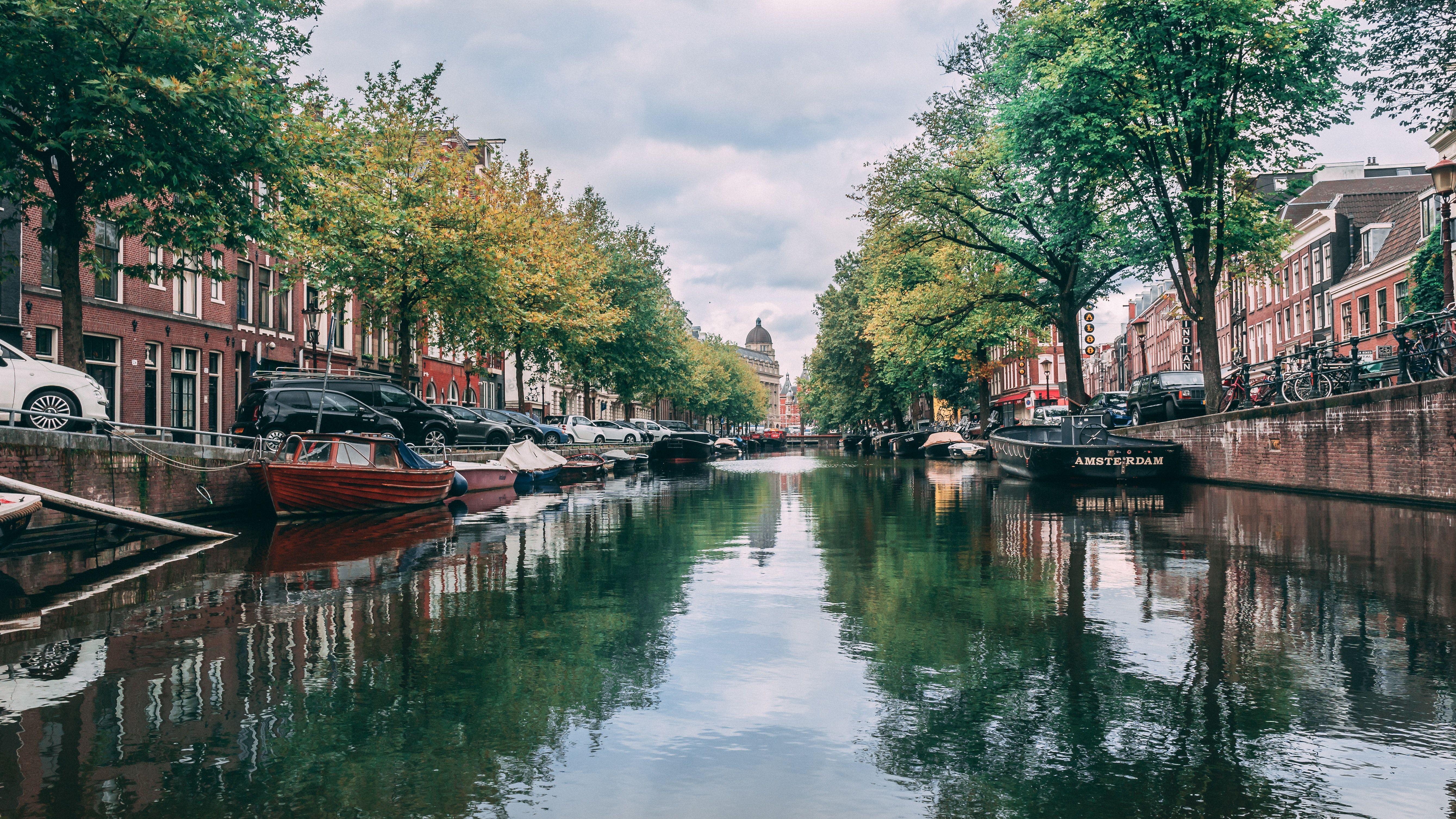 Amsterdam, Gracht, Bäume, Spiegelung, Bewölkter Himmel, Sommer, 5K-Hintergrundbild für PC