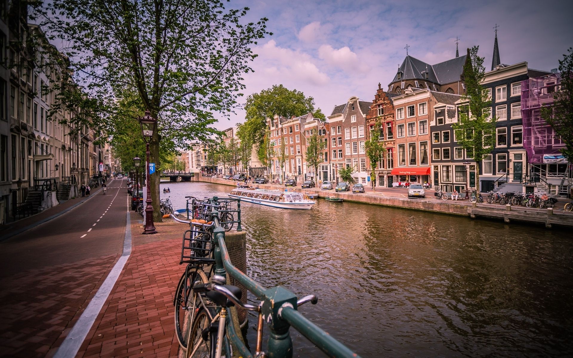 Amsterdam, Gracht, Fahrräder, Radweg, Grachtenhäuser, Abendlicht, Full HD, Laptop-Hintergrundbild