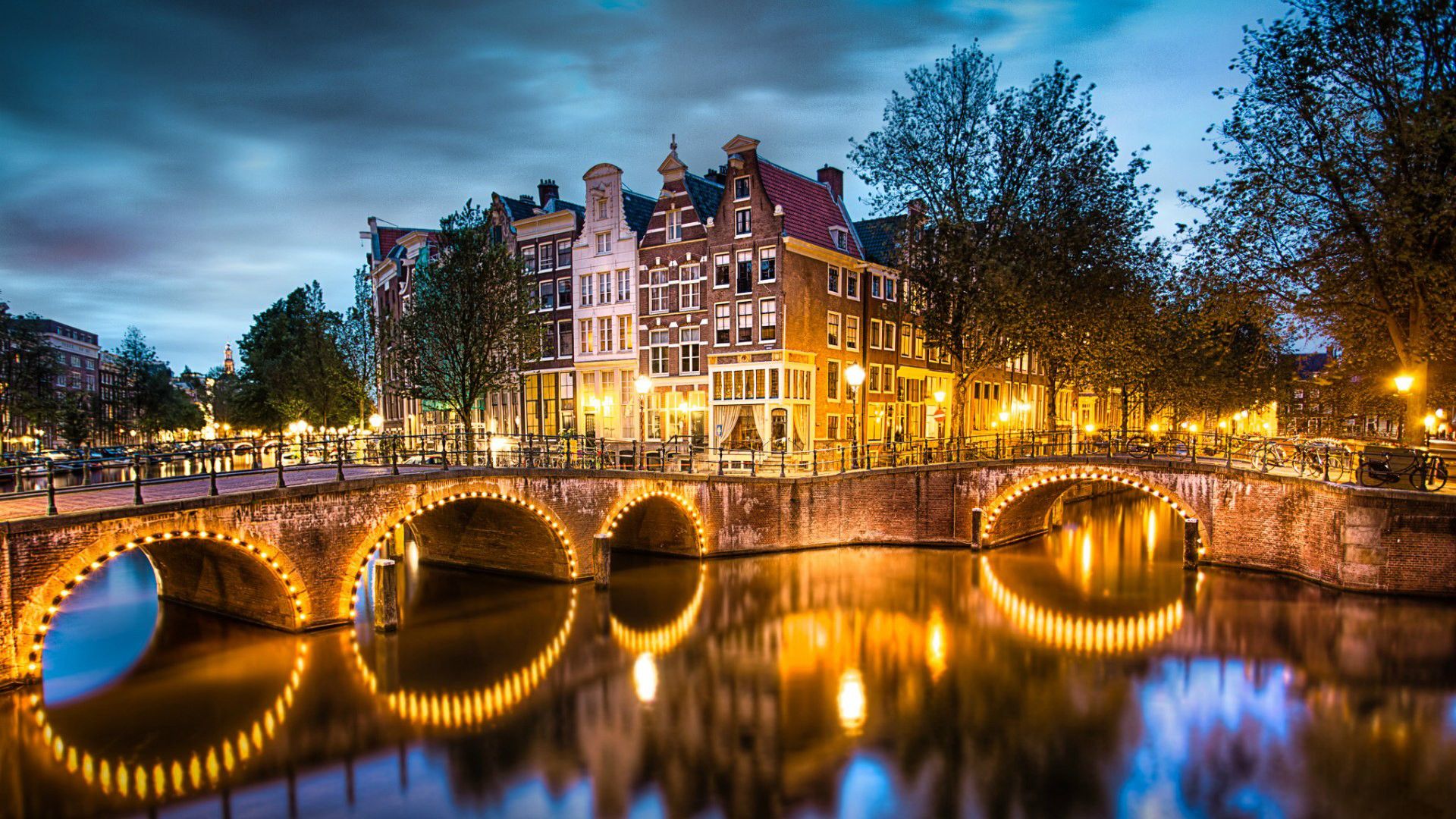 Amsterdam, Grachtenbrücke, Beleuchtung, Blaue Stunde, Spiegelung, Niederlande, Full-HD-Hintergrundbild