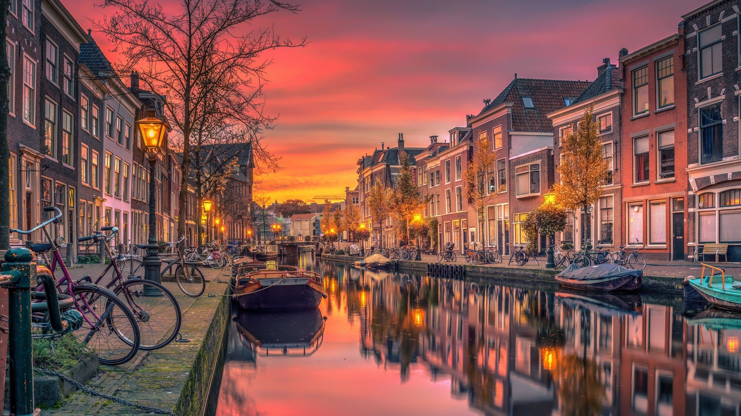 Amsterdam, Gracht, Abendrot, Fahrräder, Spiegelung, Laternen, 2K, PC-Hintergrundbild
