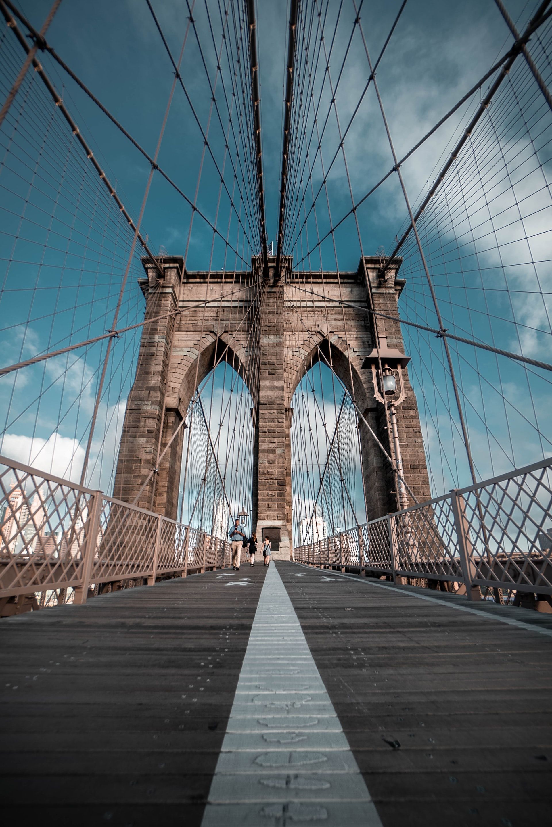 Brooklyn Bridge, Fußweg, Brückenpfeiler, Symmetrie, QHD+, Hintergrundbild fürs Tablet
