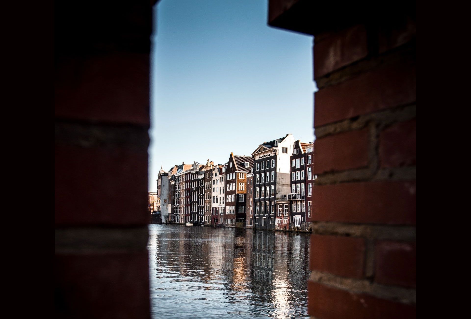 Amsterdam, Grachtenhäuser, Durchblick, Backsteinmauer, Wasser, Full-HD-Hintergrundbild für PC