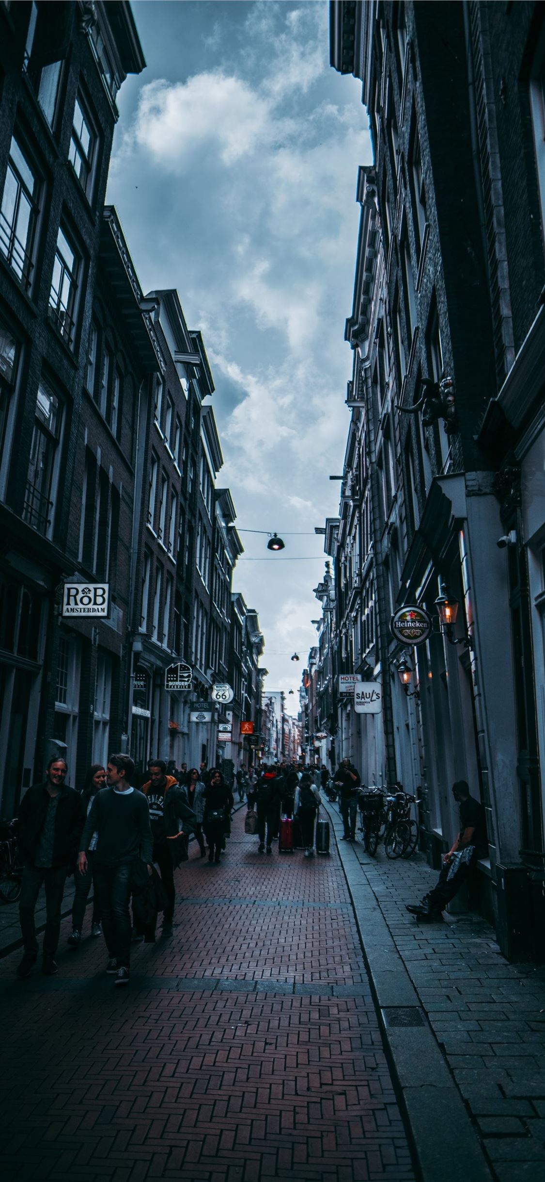 Amsterdam, Gasse, Bewölkter Himmel, Dunkle Töne, Hochformat, Full HD, iPhone-Hintergrundbild