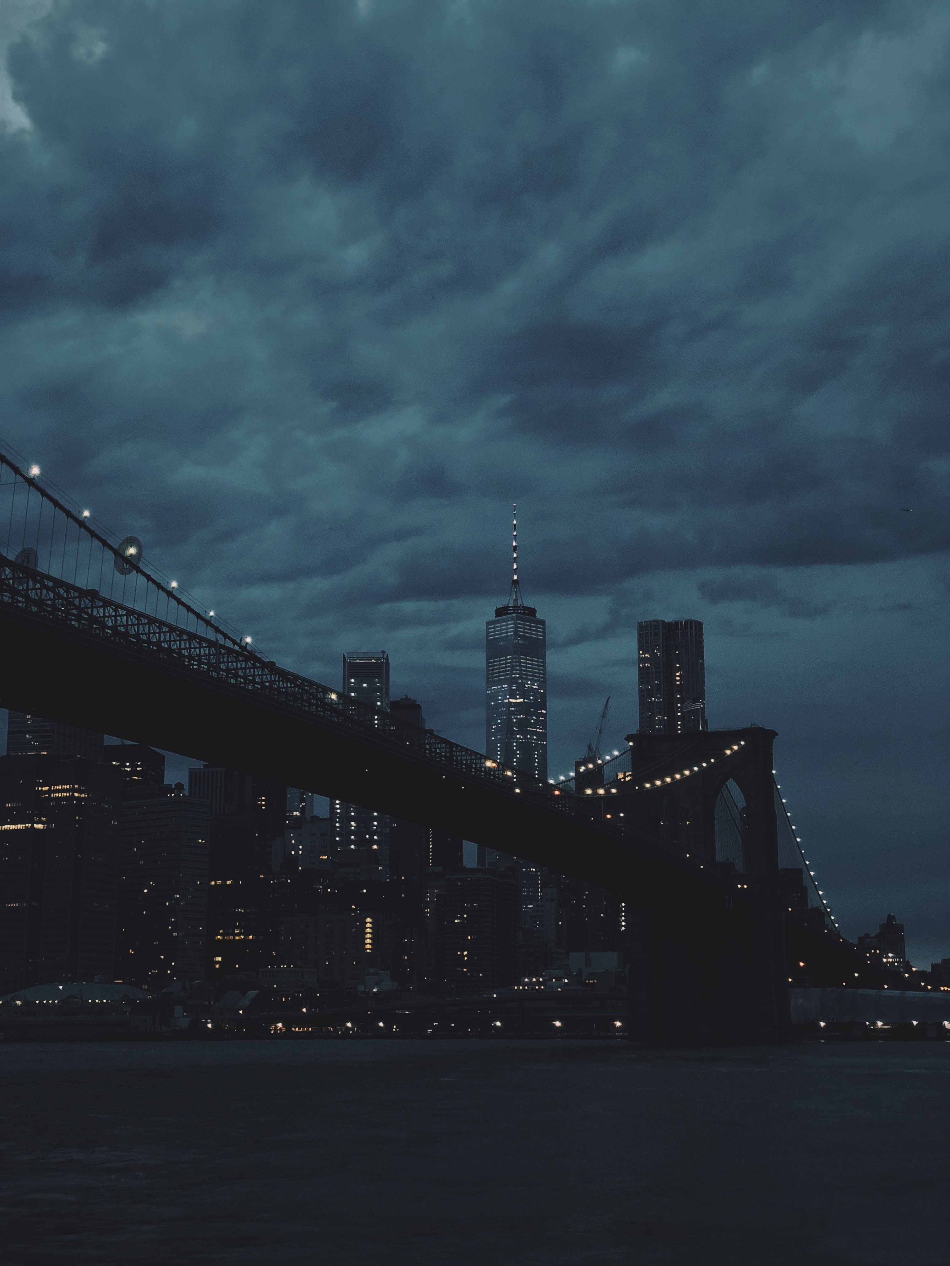 Brooklyn Bridge, Manhattan, Dunkle Wolken, Düster, QHD+, Hintergrundbild fürs Tablet