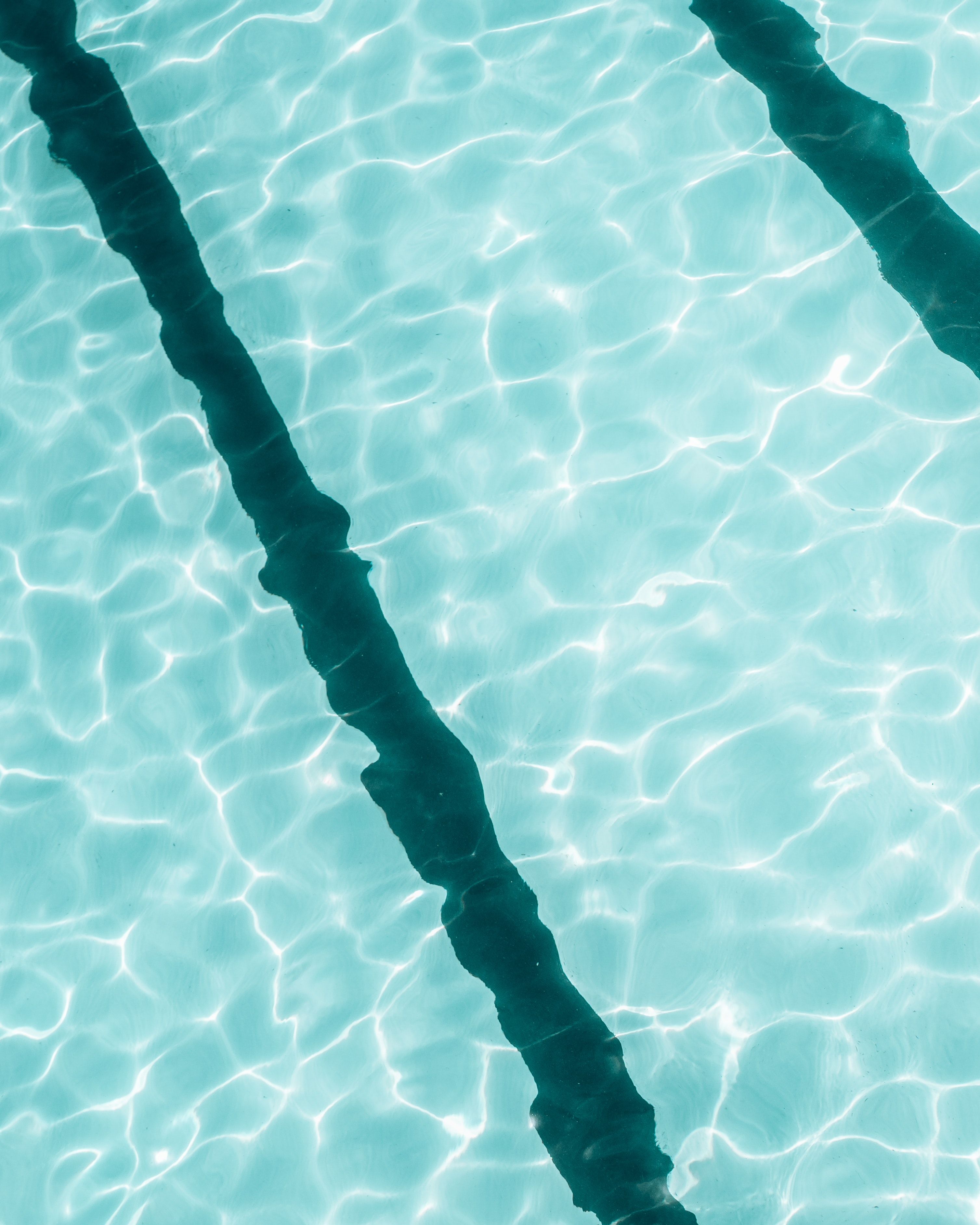 Schwimmbecken, Bahnlinien, Türkises Wasser, Lichtreflexe, Draufsicht, QHD+, Tablet-Hintergrund