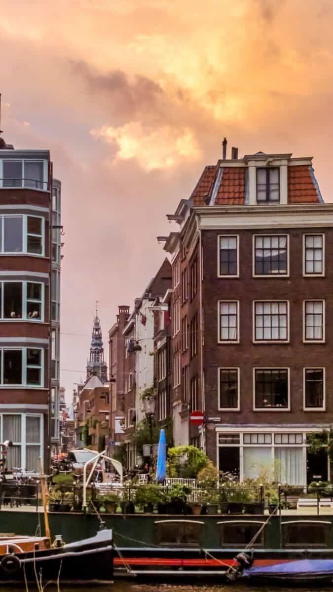 Amsterdam, Grachtenhäuser, Abendhimmel, Kirchturm, Gracht, Sperrbildschirm fürs iPhone