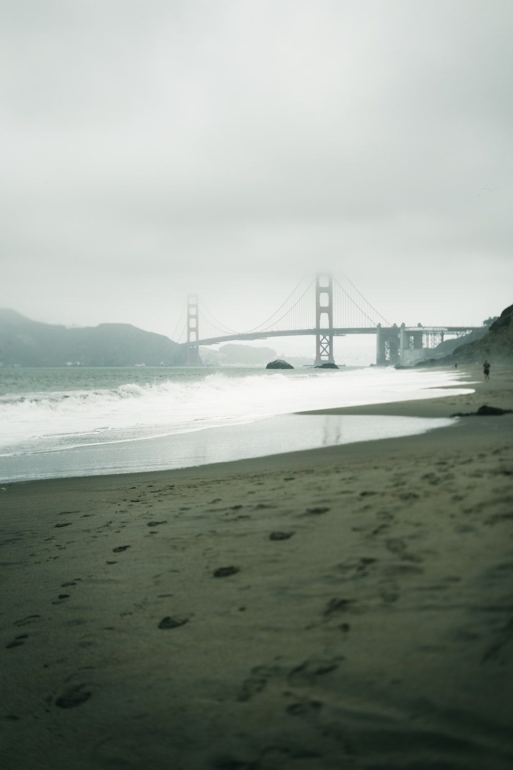 Golden Gate Bridge, Strand, Nebel, Fußspuren, Hintergrundbild für iPhone und Android
