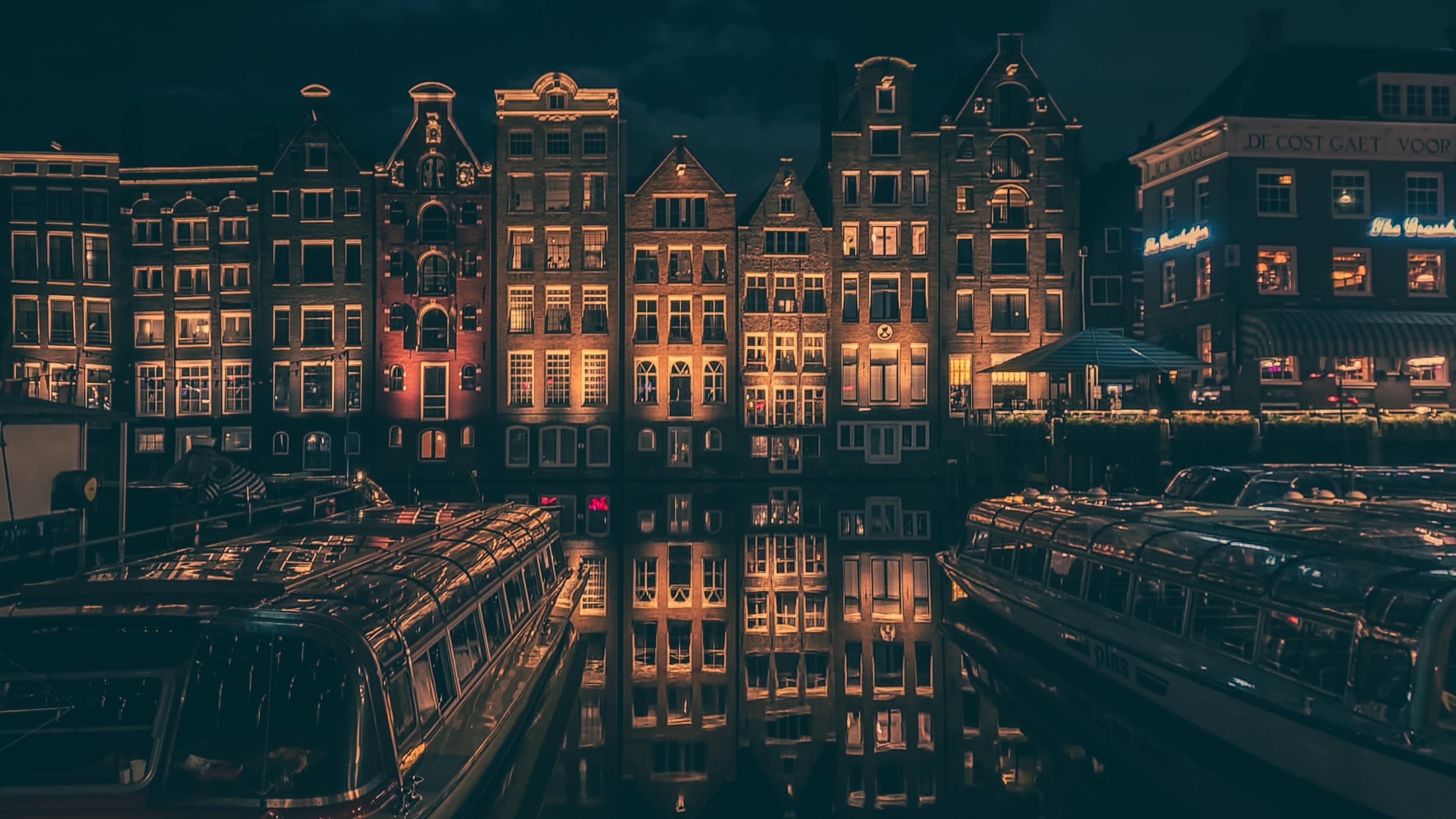Damrak, Amsterdam, Tanzende Häuser, Nacht, Boote, Spiegelung, 2K, Desktop-Hintergrund