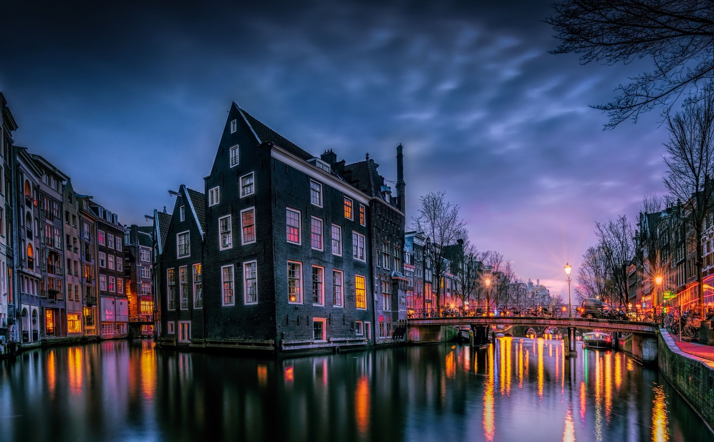 Amsterdam, Gracht, Blaue Stunde, Grachtenhäuser, Spiegelung, Lichter, Full HD, MacBook-Hintergrundbild