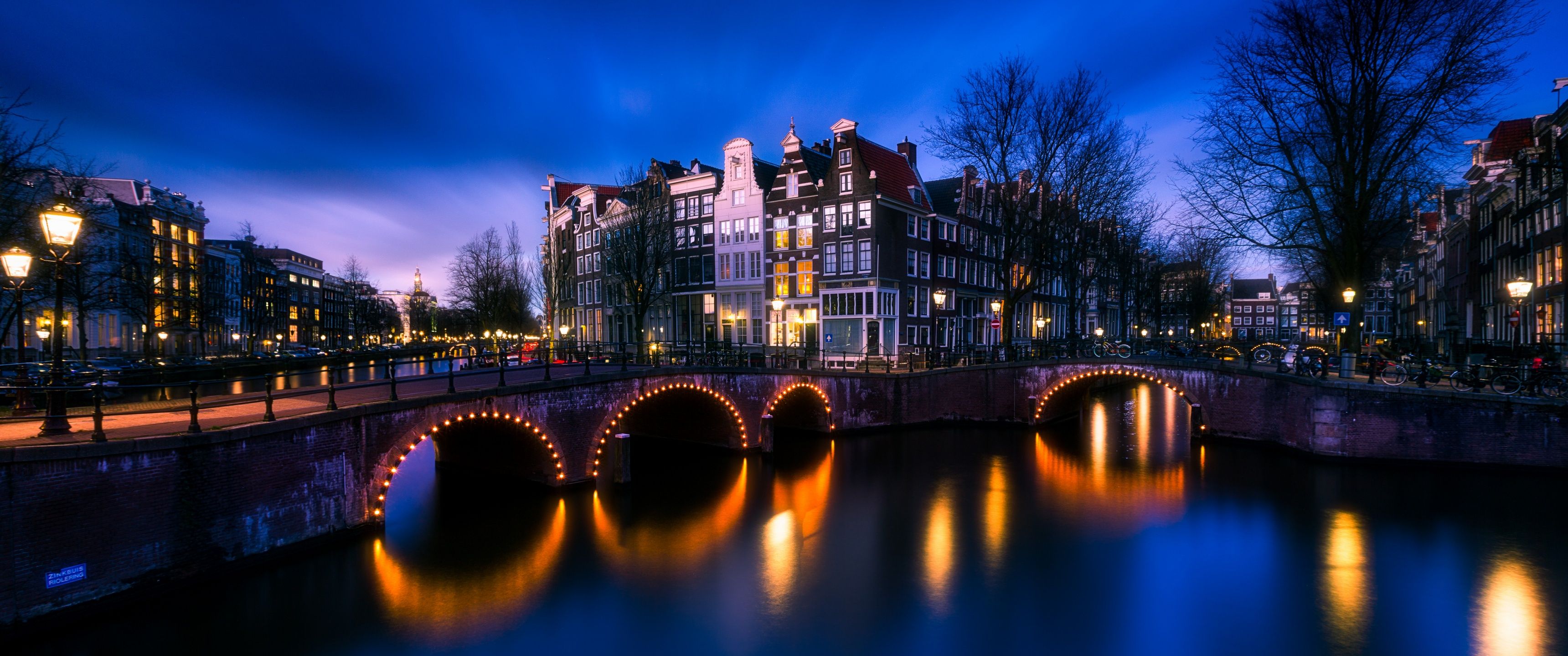 Amsterdam, Grachtenbrücke, Beleuchtung, Blaue Stunde, Spiegelung, Niederlande, 2K-Hintergrundbild
