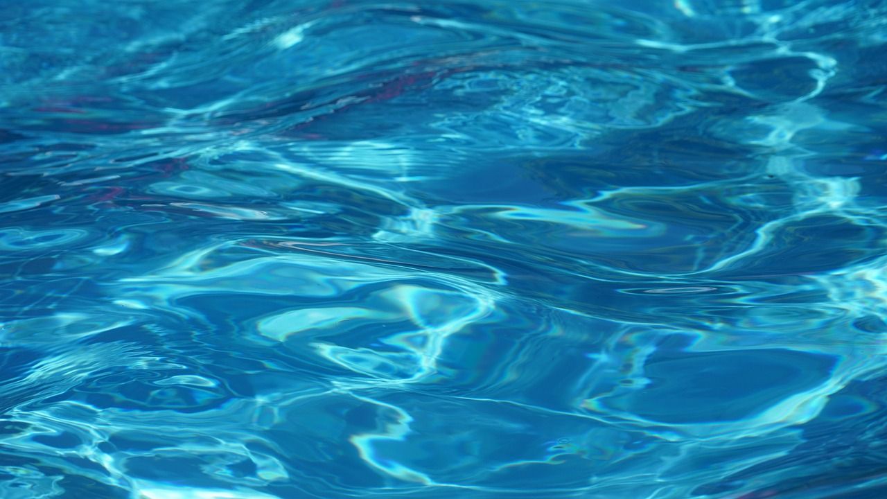 Wasseroberfläche, Blaues Wasser, Lichtreflexe, Pool, Wellen, HD-Hintergrundbild für PC
