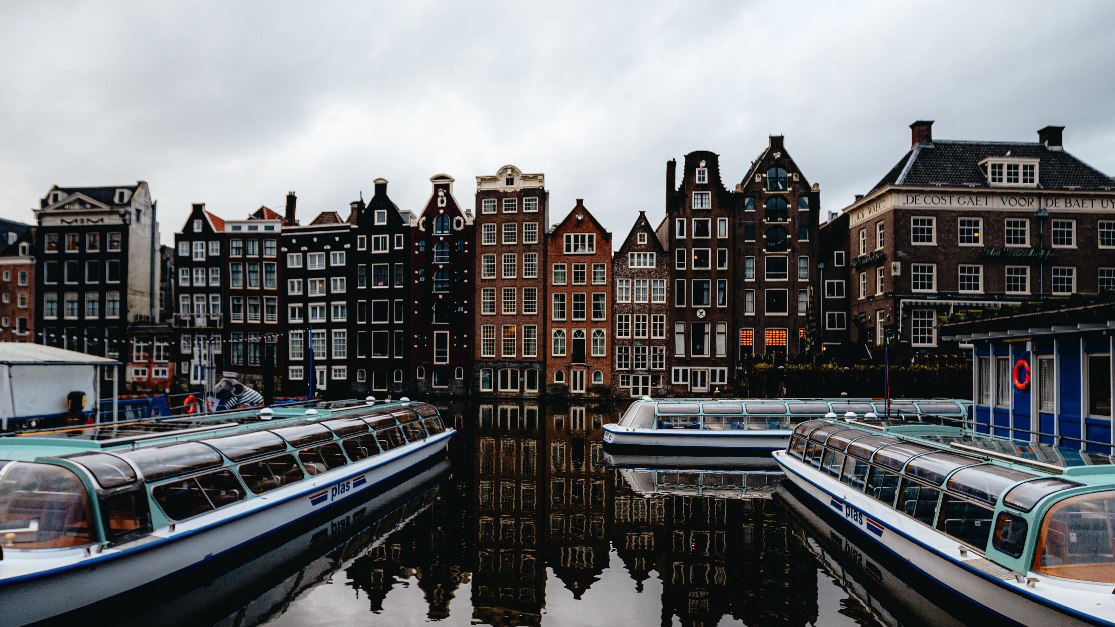 Damrak, Amsterdam, Ausflugsboote, Tanzende Häuser, Bewölkter Himmel, 3840x2160, PC-Hintergrundbild