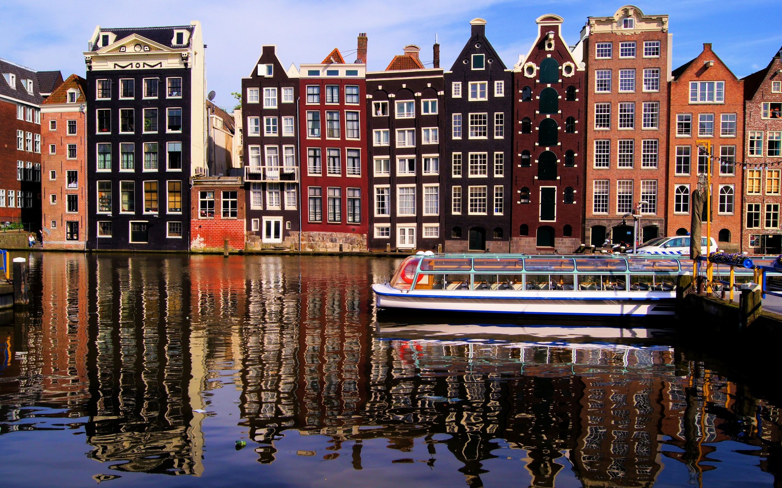Damrak, Amsterdam, Tanzende Häuser, Ausflugsboot, Spiegelung, Blauer Himmel, 2K-Hintergrund