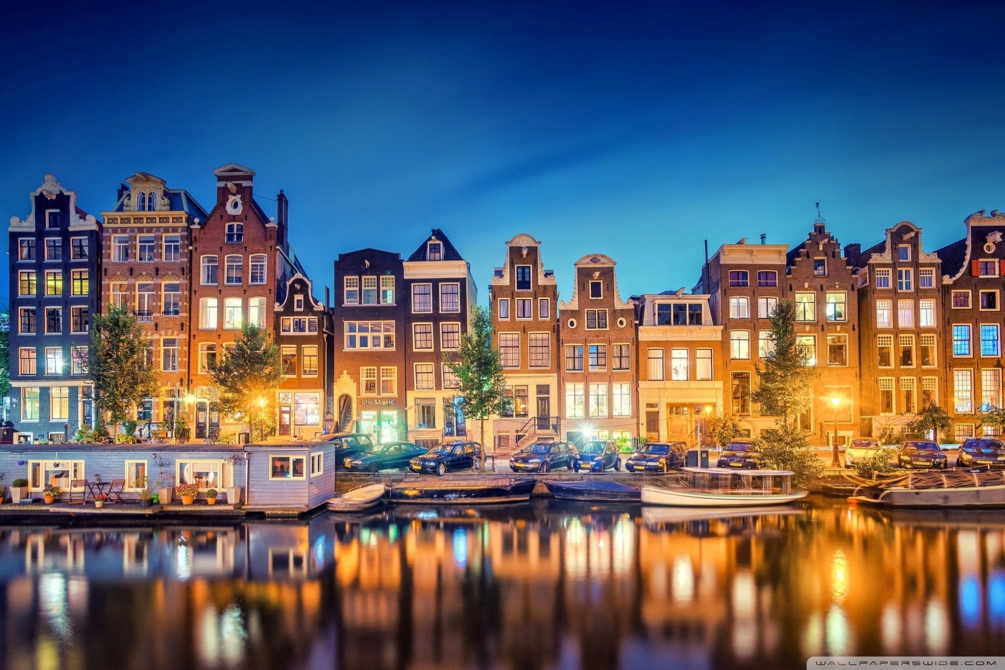 Amsterdam, Grachtenhäuser, Hausboote, Blaue Stunde, Spiegelung, Lichter, Full HD, PC-Hintergrundbild