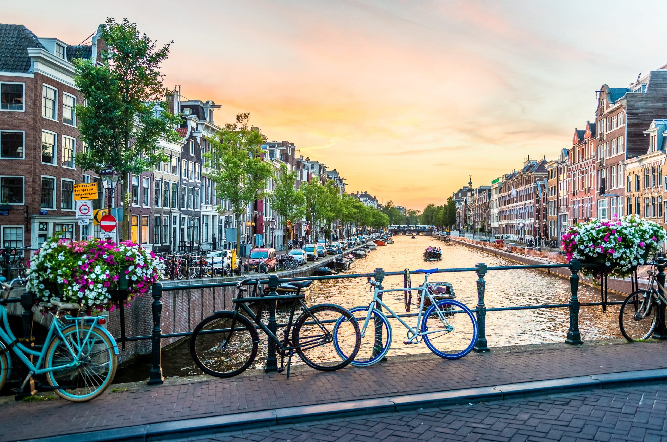 Amsterdam, Fahrräder, Brücke, Blumen, Gracht, Sonnenuntergang, 2K, Laptop-Hintergrundbild
