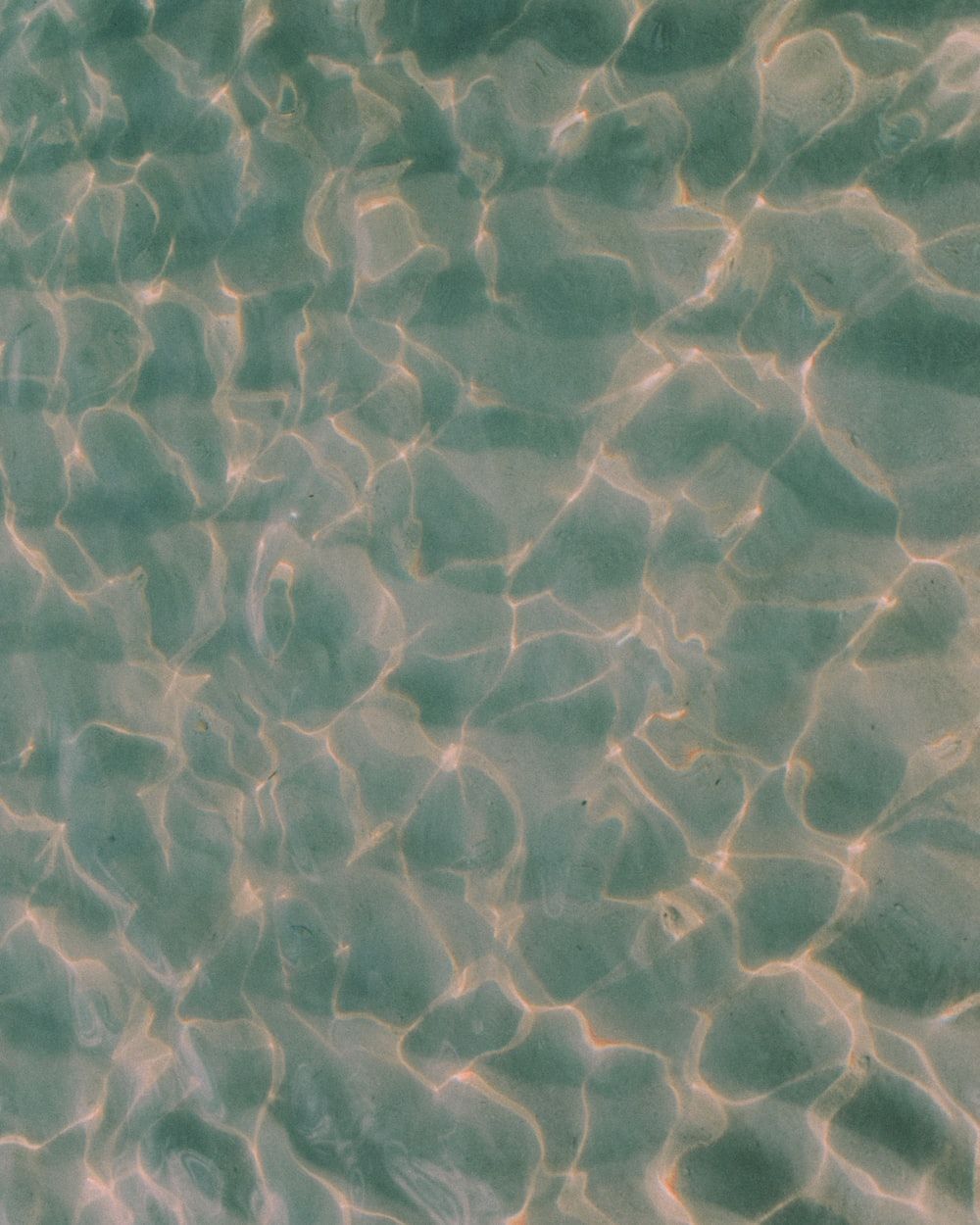 Flaches Wasser, Lichtmuster, Sand, Klares Wasser, Wellen, Hintergrundbild fürs Tablet