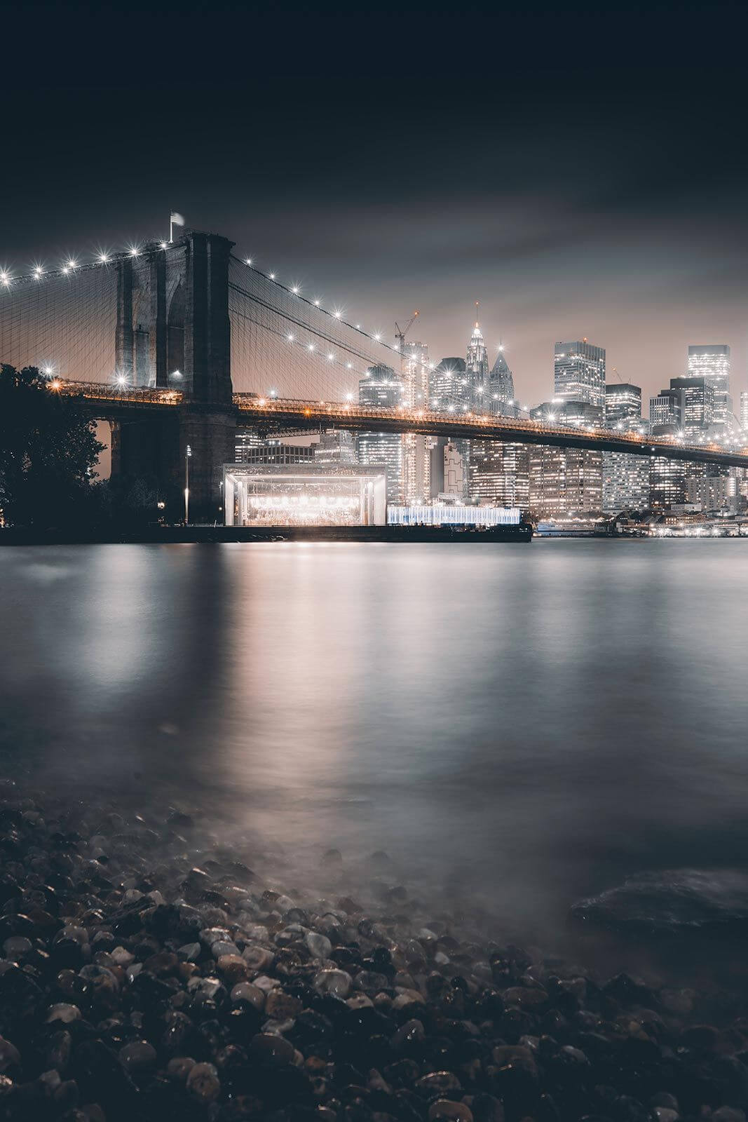 Brooklyn Bridge, Manhattan, Nacht, Spiegelung, Hochformat, Hintergrundbild fürs Tablet