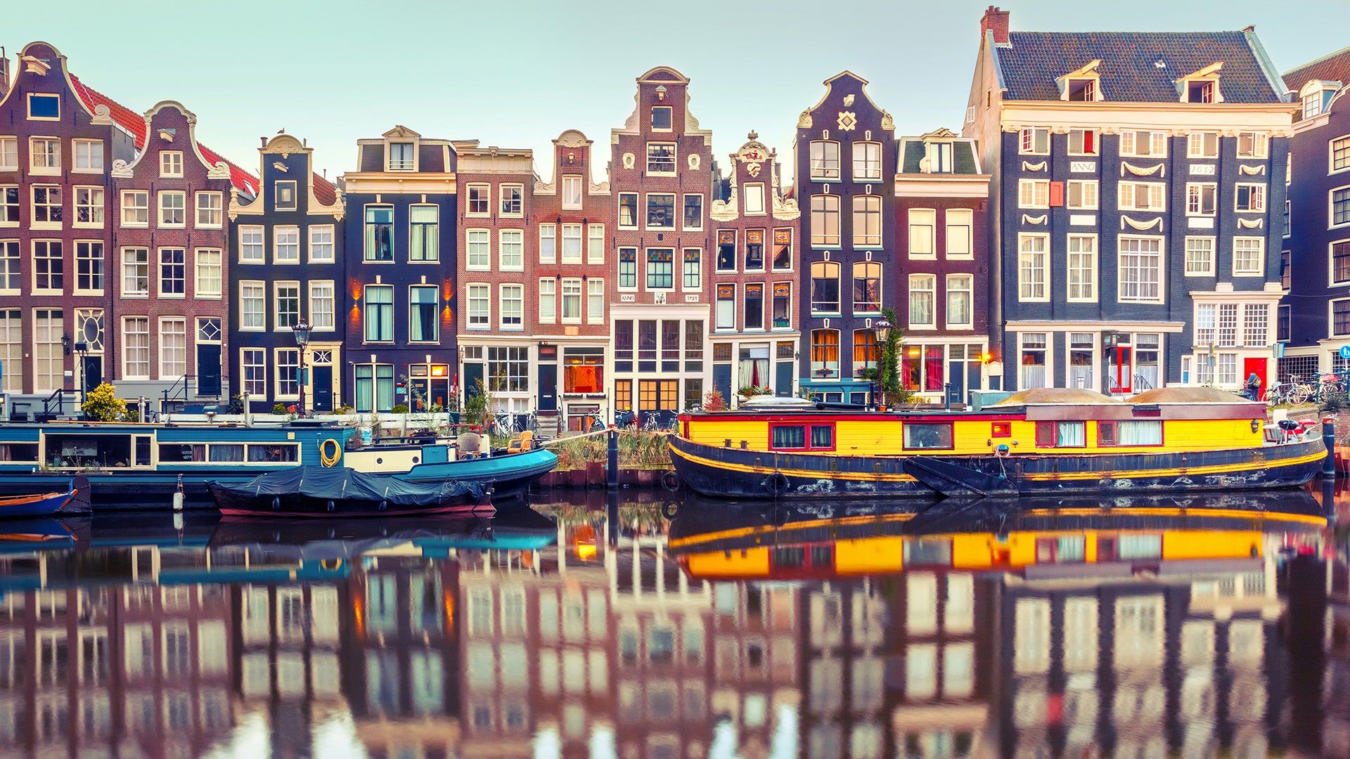 Amsterdam, Grachtenhäuser, Hausboote, Bunte Fassaden, Spiegelung, Niederlande, 1080p-Hintergrundbild
