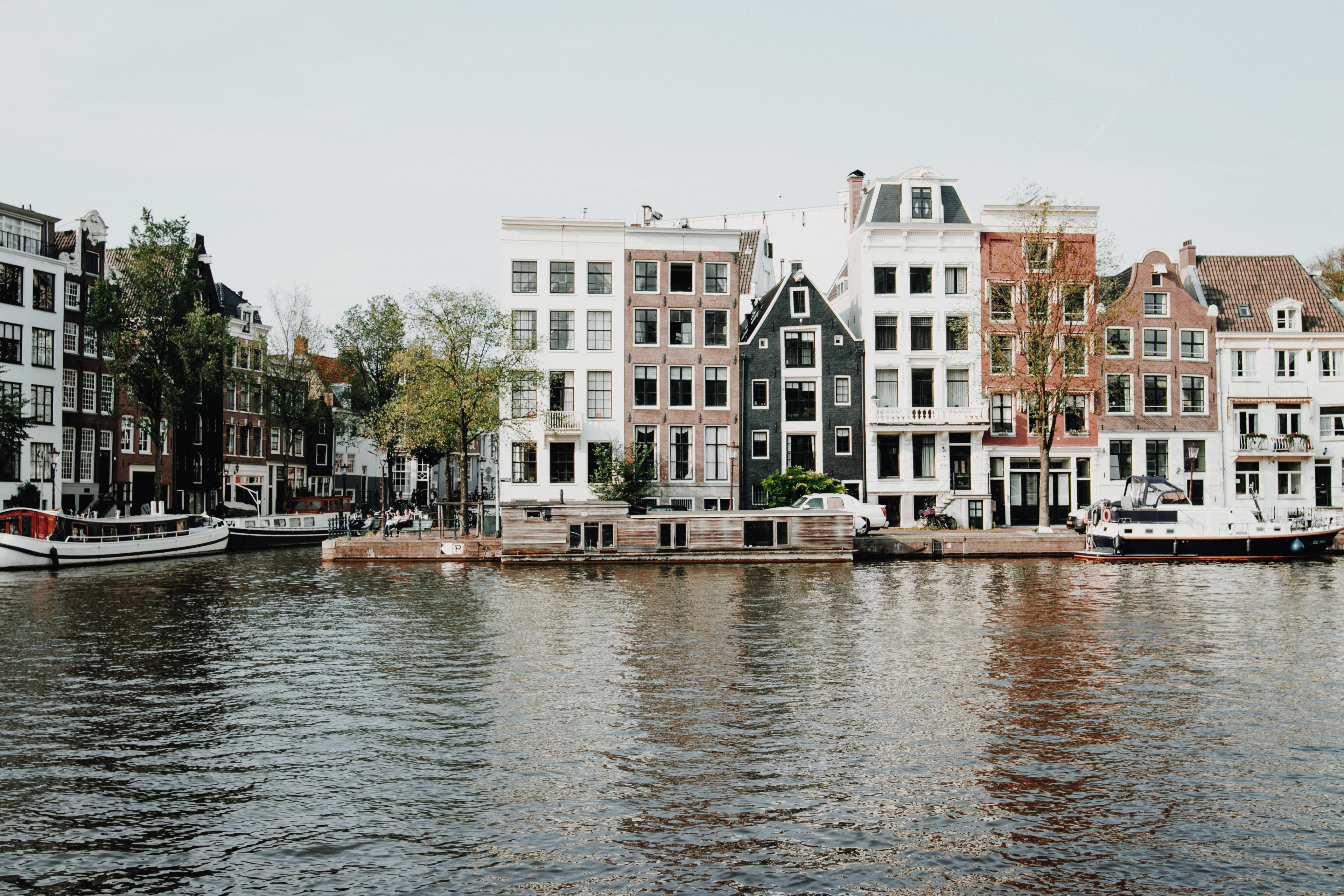 Amsterdam, Amstel, Grachtenhäuser, Weiße Fassaden, Bewölkter Himmel, 4K, PC-Hintergrundbild