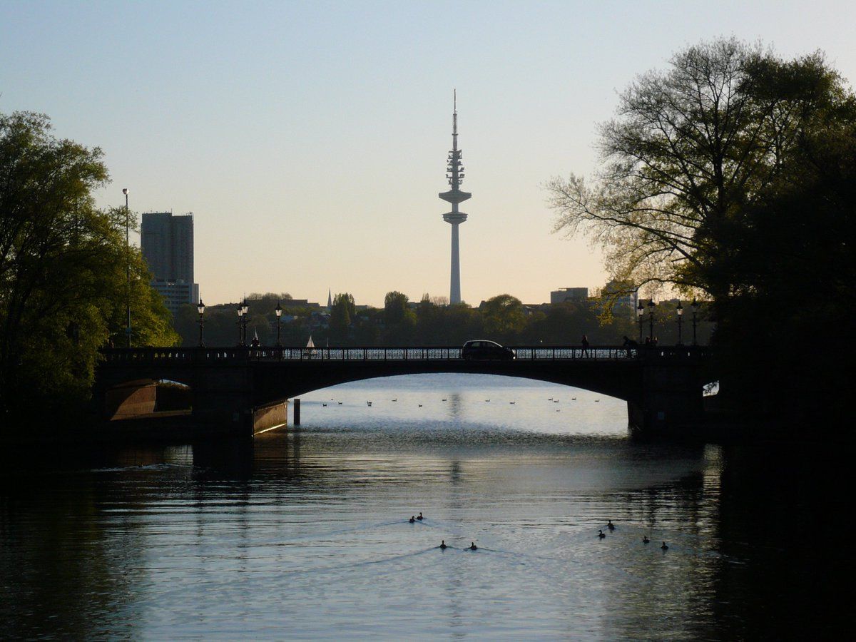 Hamburg, Heinrich-Hertz-Turm, Brücke, Kanal, Abend, Hintergrundbild für iPad und Tablet