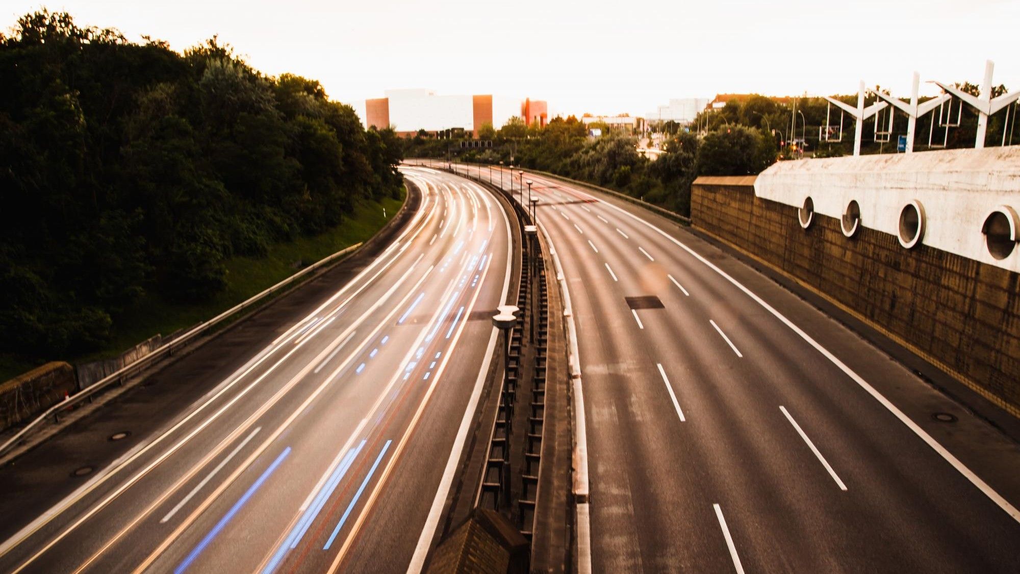 Autobahn, Lichtspuren, Langzeitbelichtung, Dämmerung, 16:9, Full-HD-Hintergrundbild für den Desktop