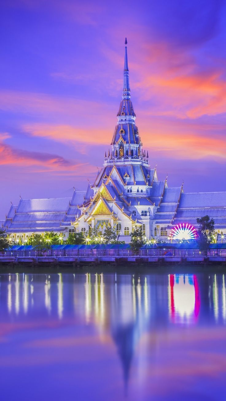Buddhistischer Tempel, Thailand, Spiegelung, Abendhimmel, Lila Himmel, Beleuchtung, Sperrbildschirm