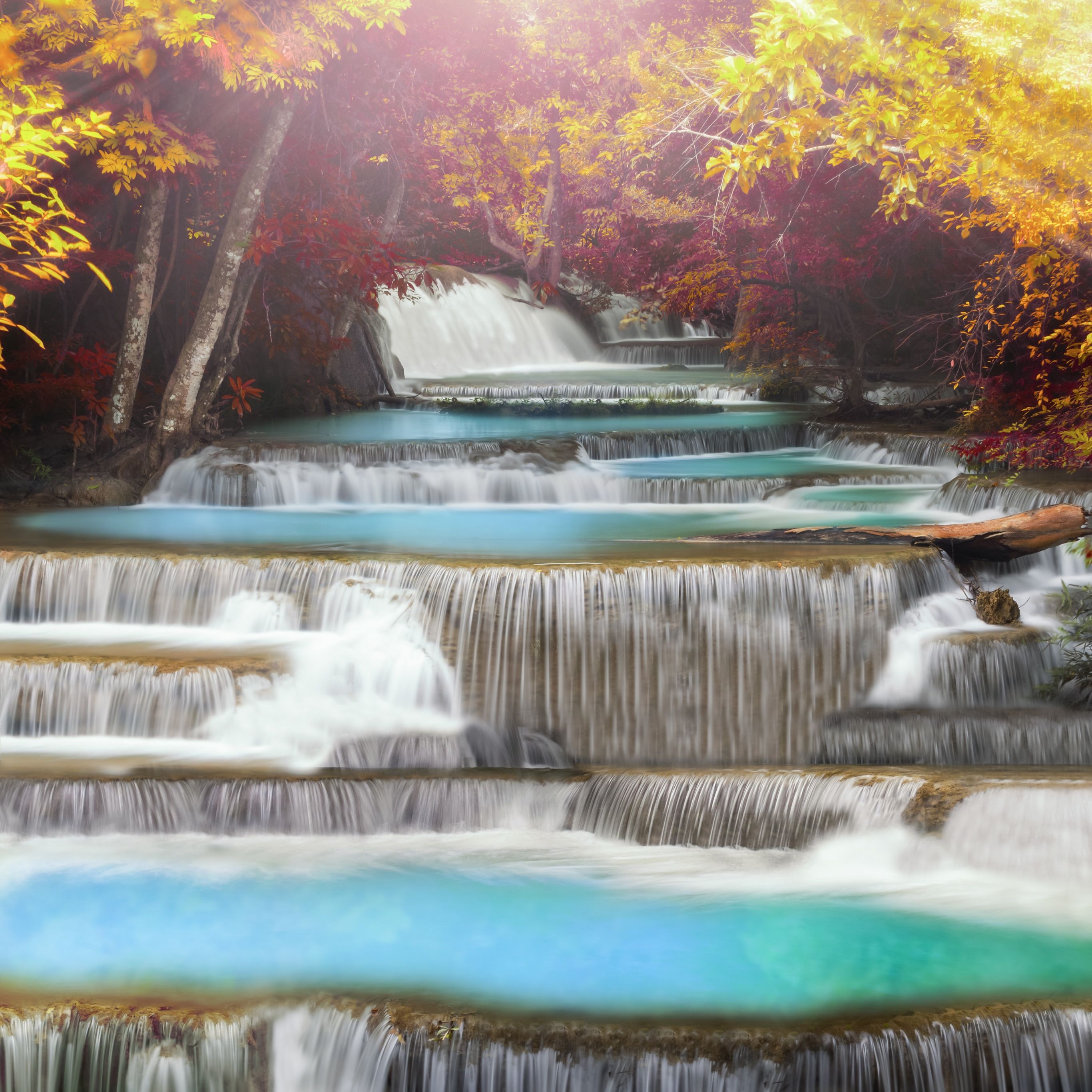 Erawan-Wasserfall, Thailand, Kaskaden, Türkises Wasser, Herbstbäume, 2K, iPad-Hintergrundbild