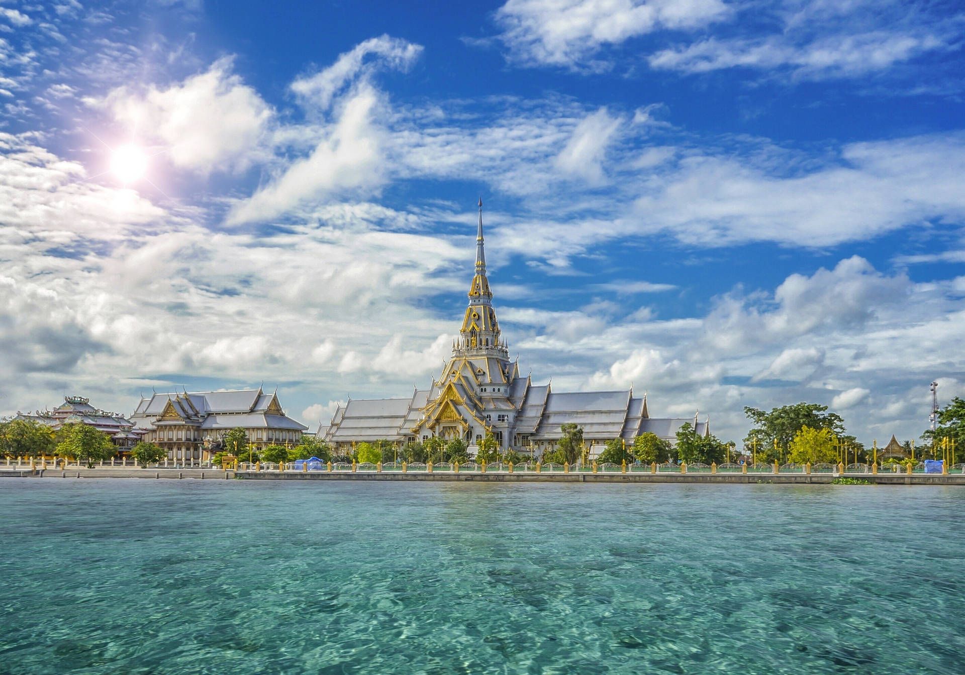 Buddhistischer Tempel, Thailand, Türkises Wasser, Wolken, Weißer Tempel, Full HD, Windows-Hintergrundbild