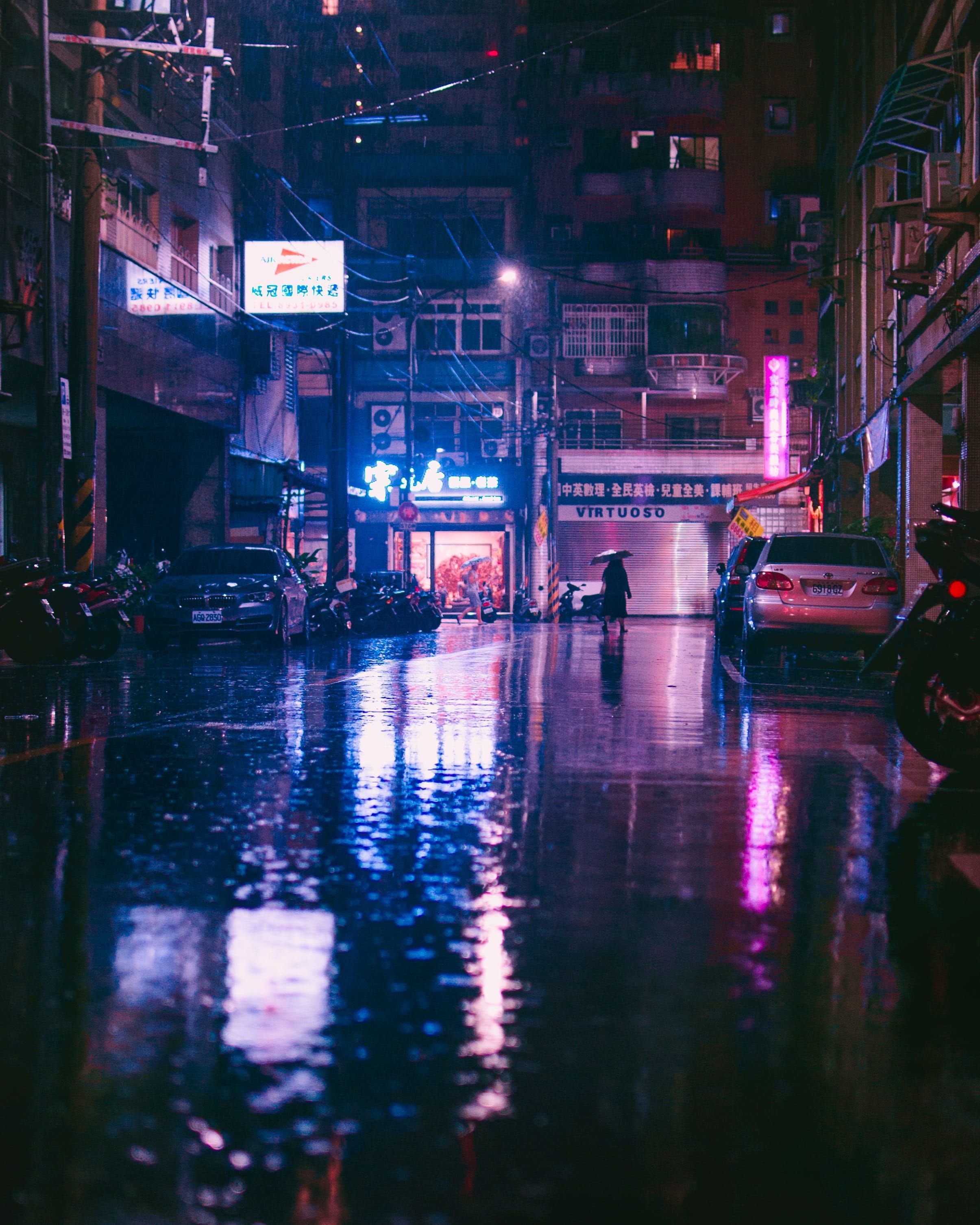 Gasse, Nacht, Neonlicht, Regen, Pfützen, QHD+, iPad-Hintergrundbild