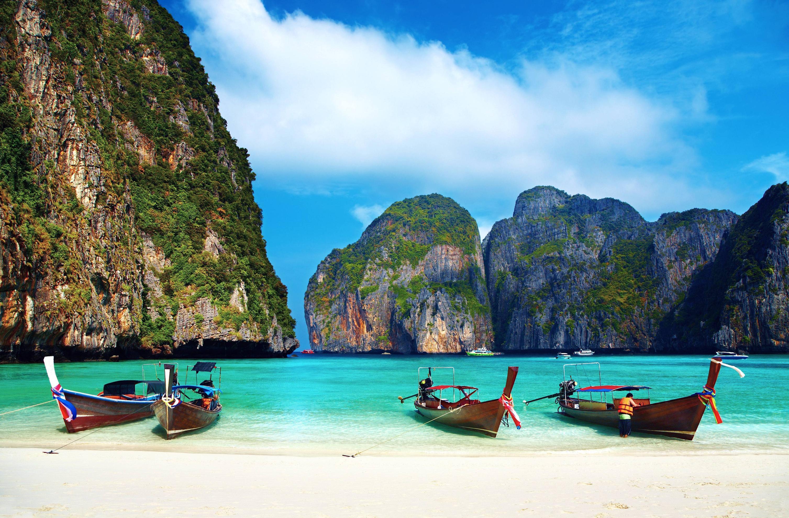 Maya Bay, Ko Phi Phi, Thailand, Longtail-Boote, Kalkfelsen, Strand, 2K, PC-Hintergrundbild