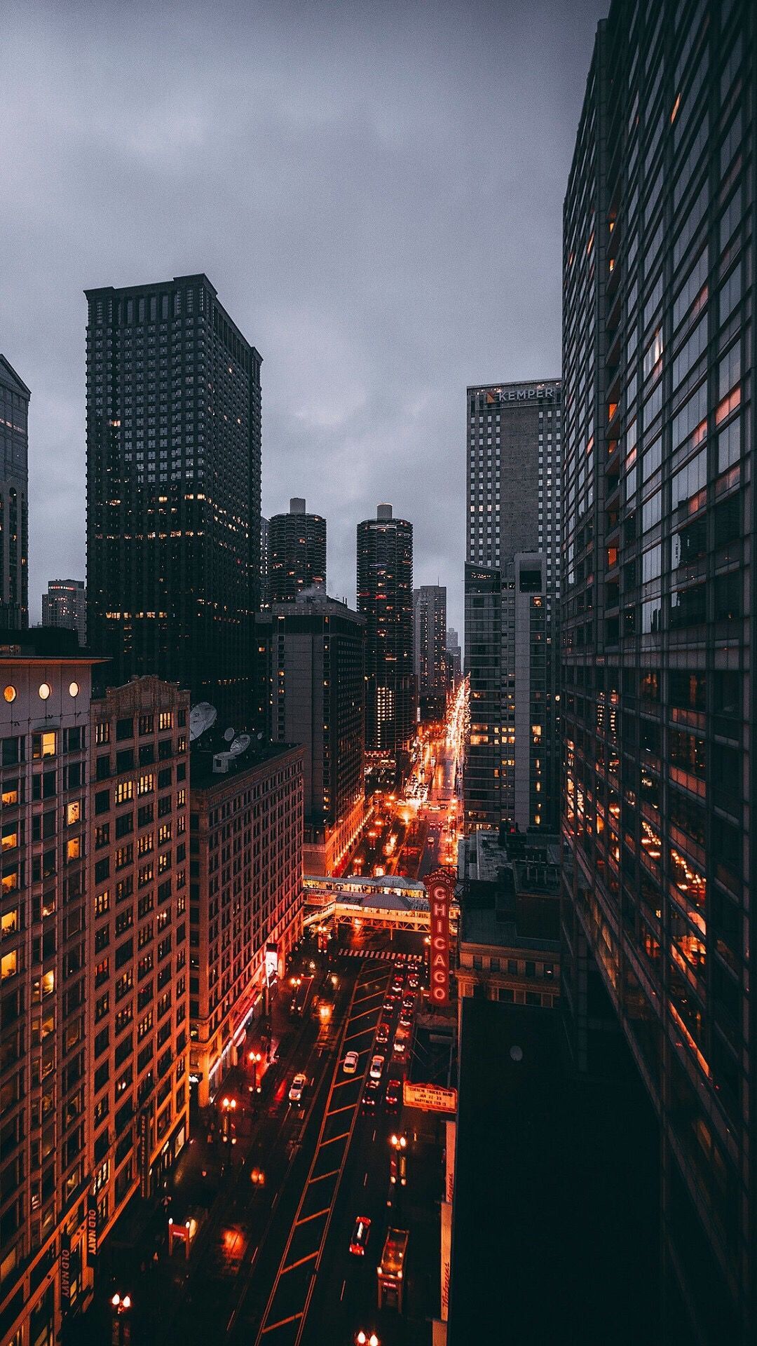Hochhäuser, Straßenschlucht, Nacht, Stadtlichter, Bewölkt, Hintergrundbild fürs Handy