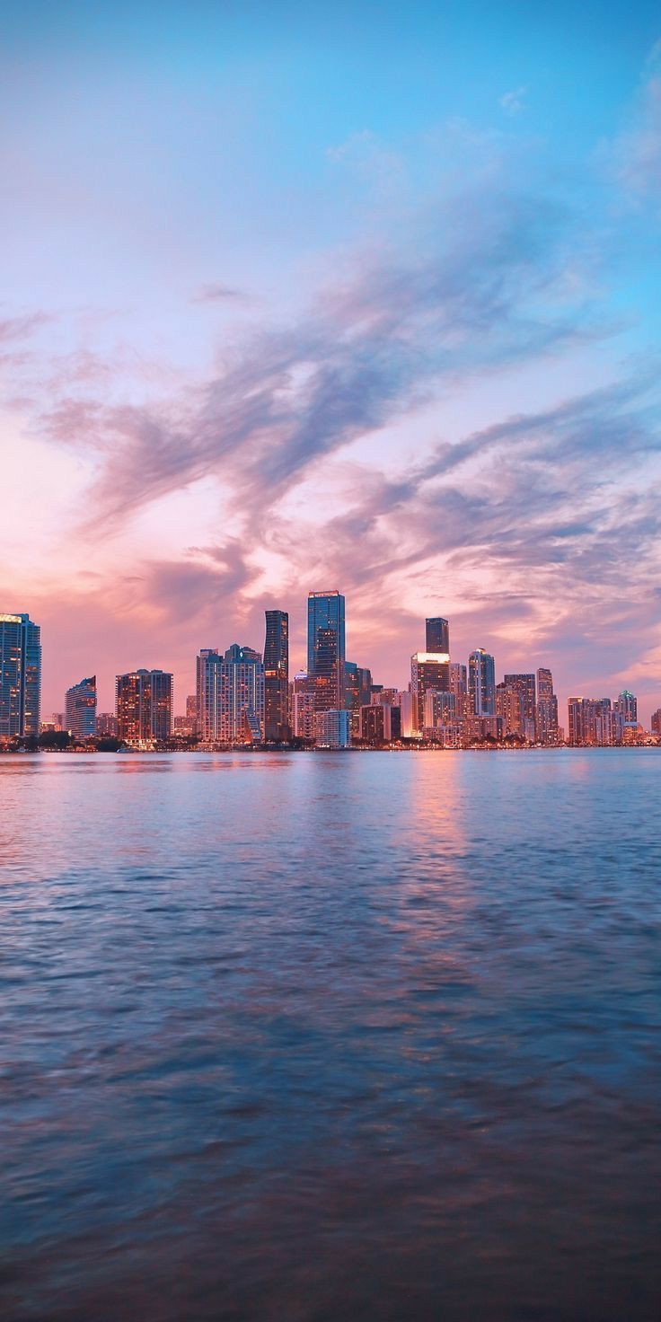 Skyline, Wasser, Rosa Wolken, Sonnenuntergang, Pastell, HD, Handy-Hintergrund im Hochformat