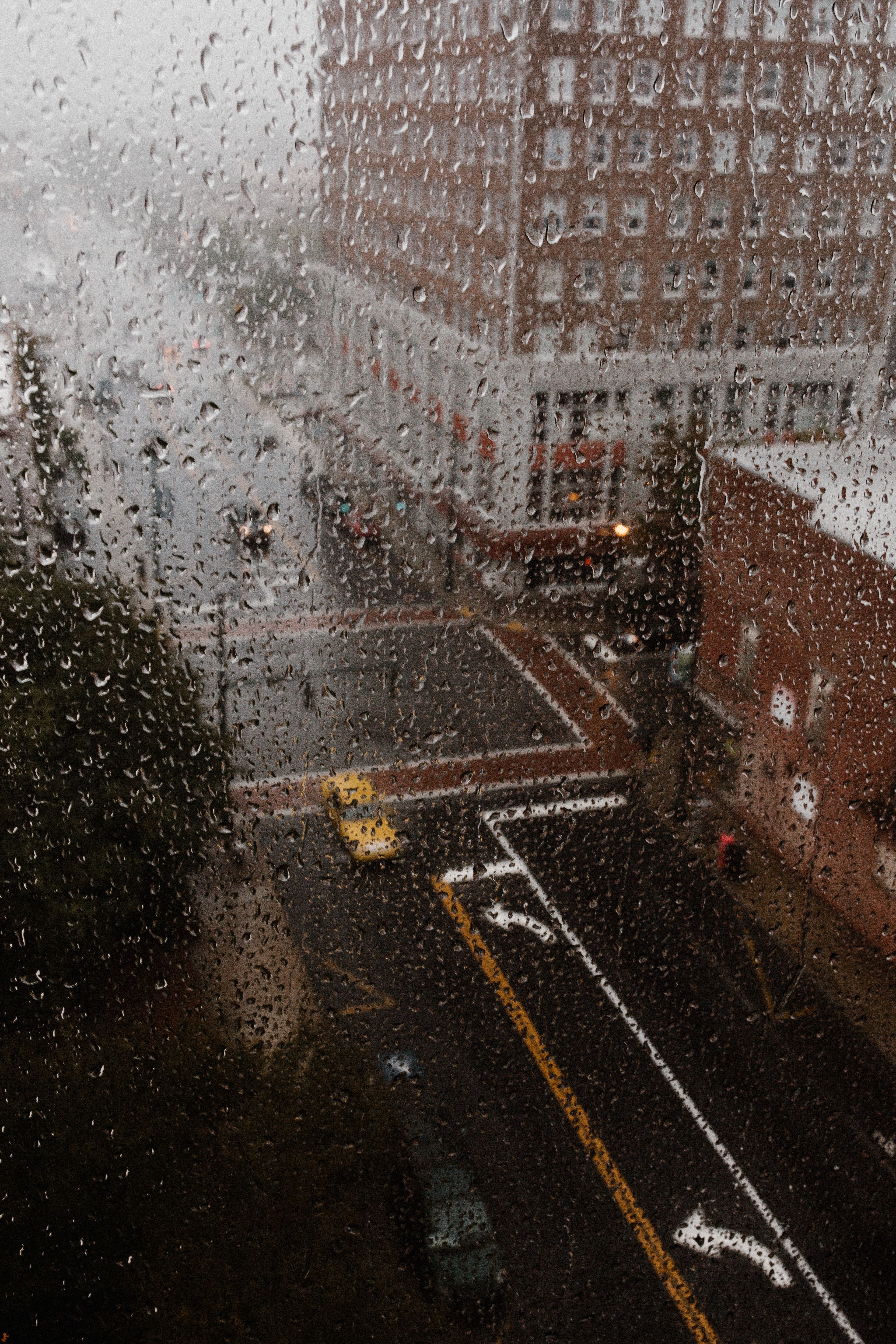 Regen, Fenster, Regentropfen, Straße, Gelbes Taxi, QHD+, Sperrbildschirm fürs iPhone