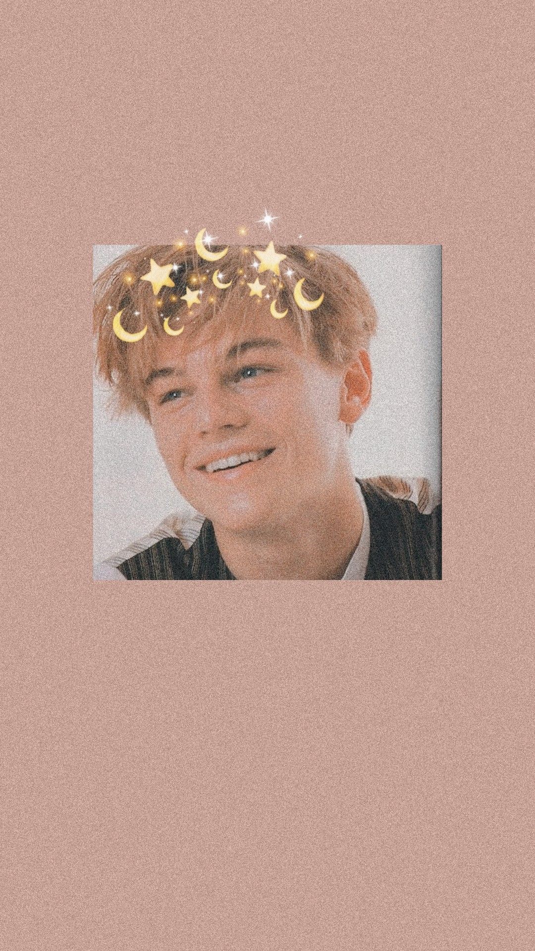 Leonardo DiCaprio, Blumenkranz, Lächeln, Rosa Hintergrund, Ästhetik, Sperrbildschirm fürs iPhone