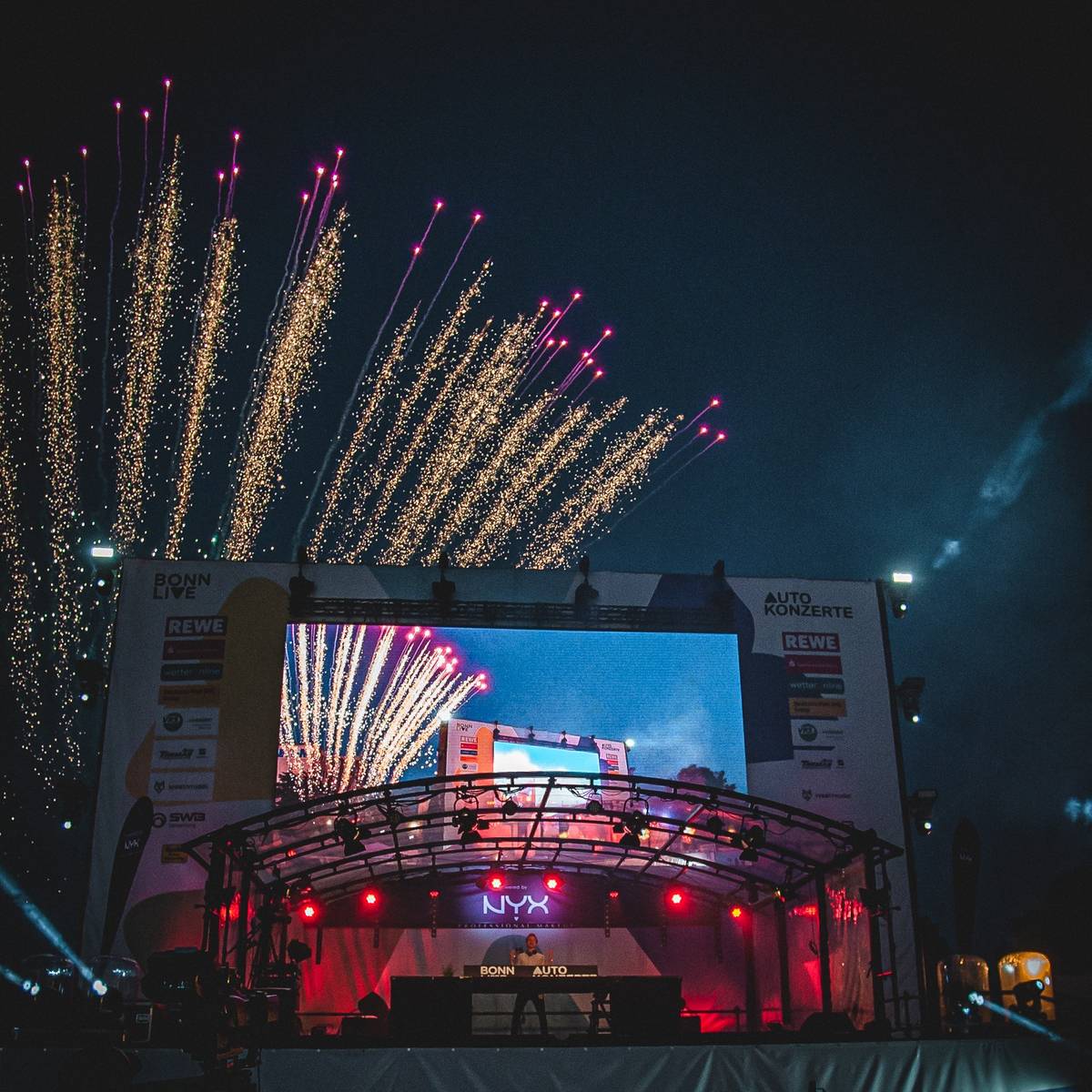 Felix Jaehn, Bühne, Feuerwerk, Live-Auftritt, Nacht, Hintergrundbild für iPad und Tablet
