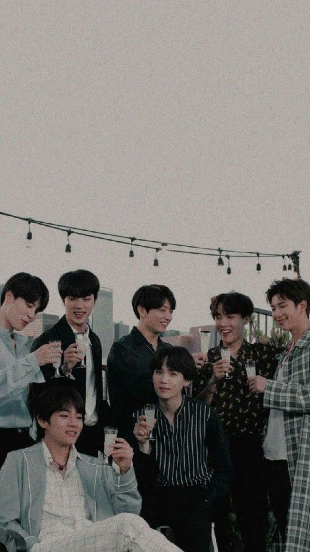 BTS, Gruppenfoto, Lichterkette, Grau, Full HD, Sperrbildschirm fürs iPhone